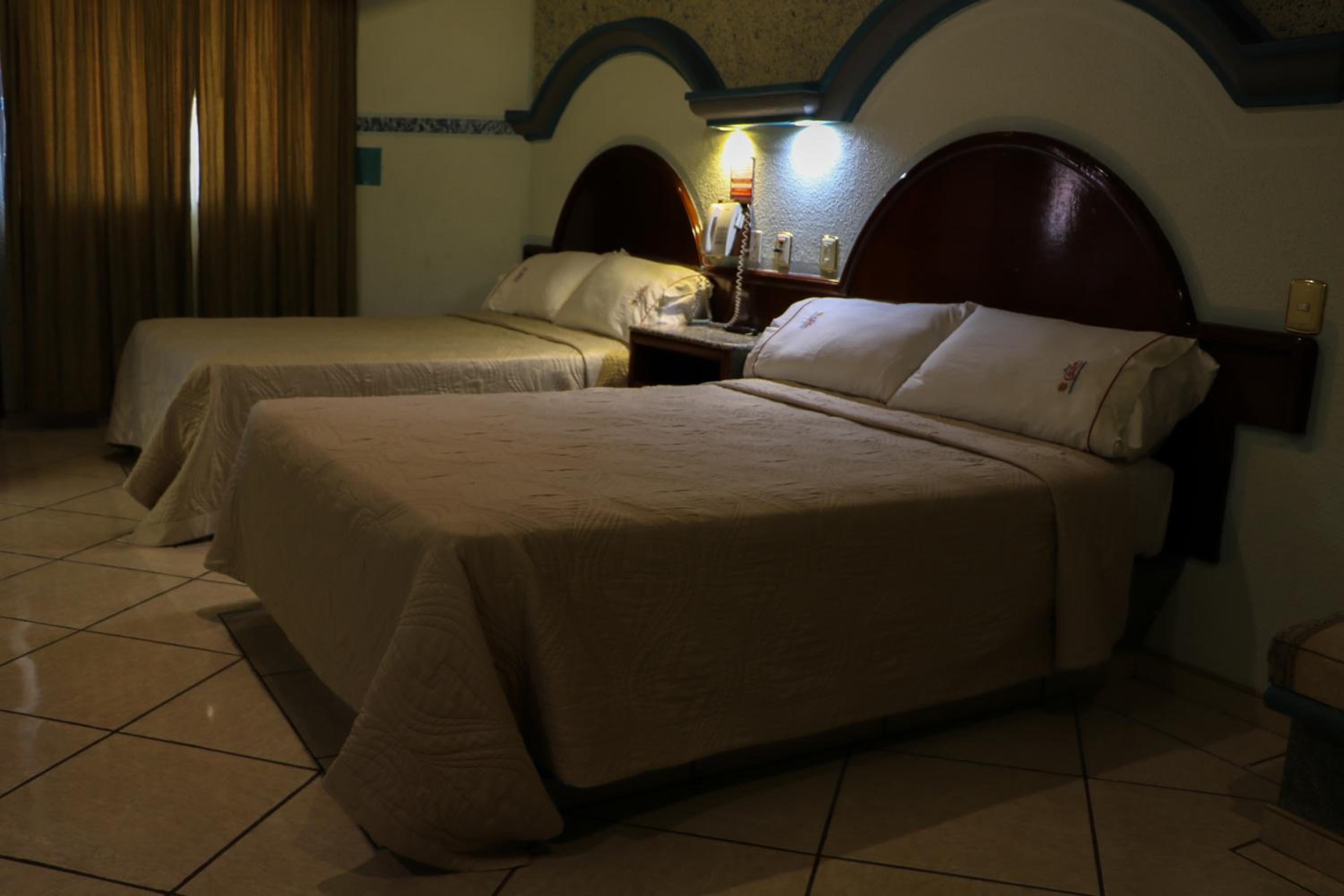 Twin Room with Bath - Photo 6