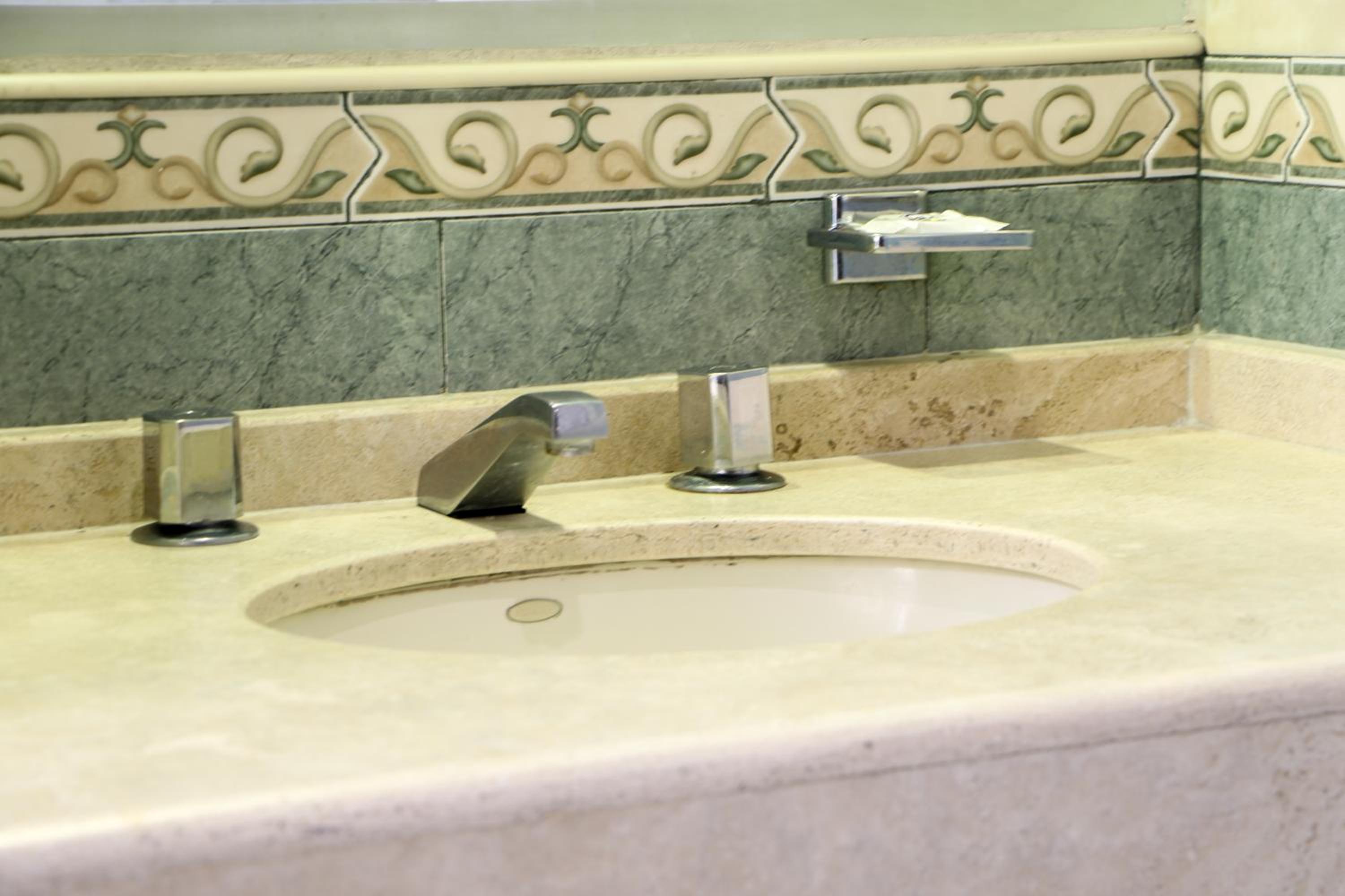 Twin Room with Bath - Photo 7