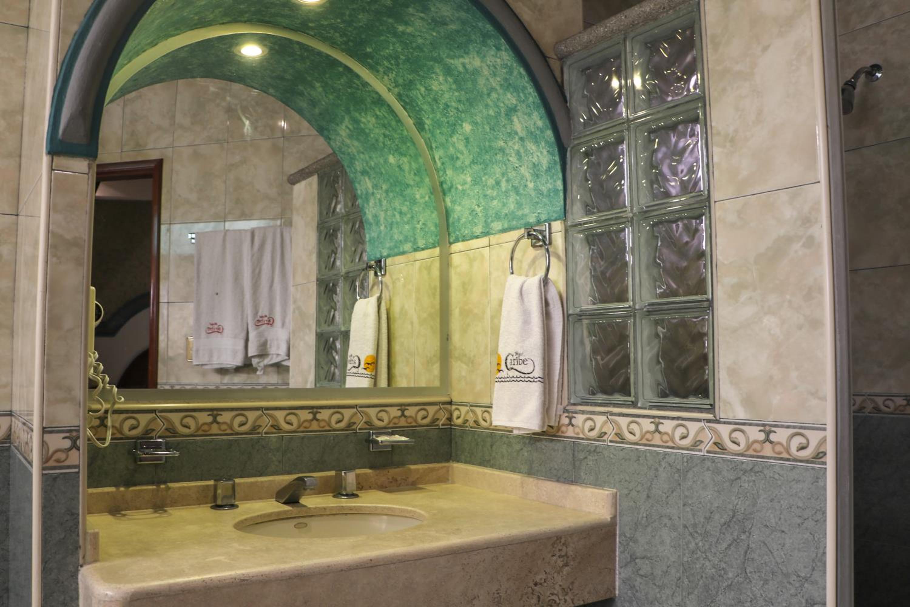 Twin Room with Bath - Photo 8