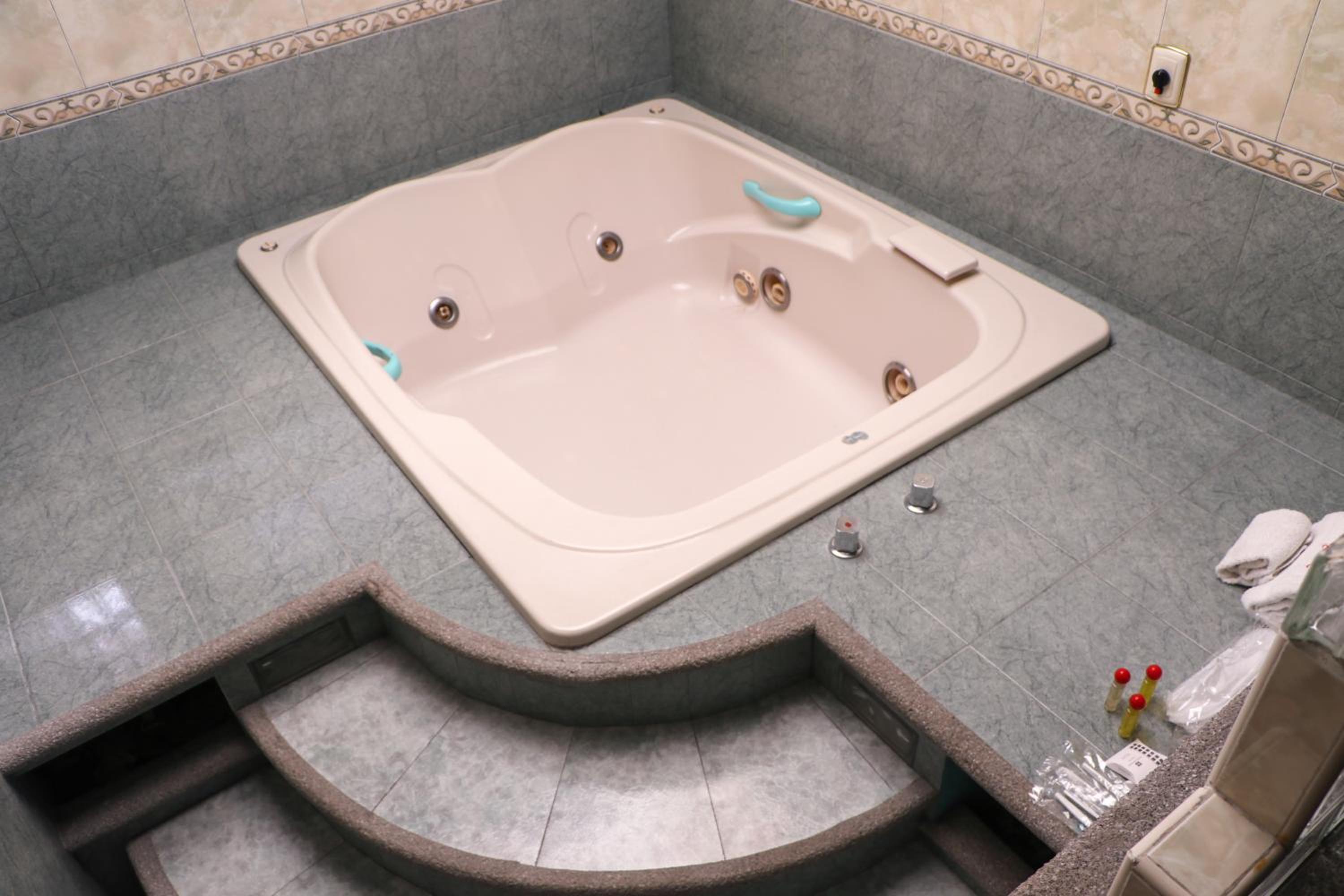 Twin Room with Bath - Photo 9