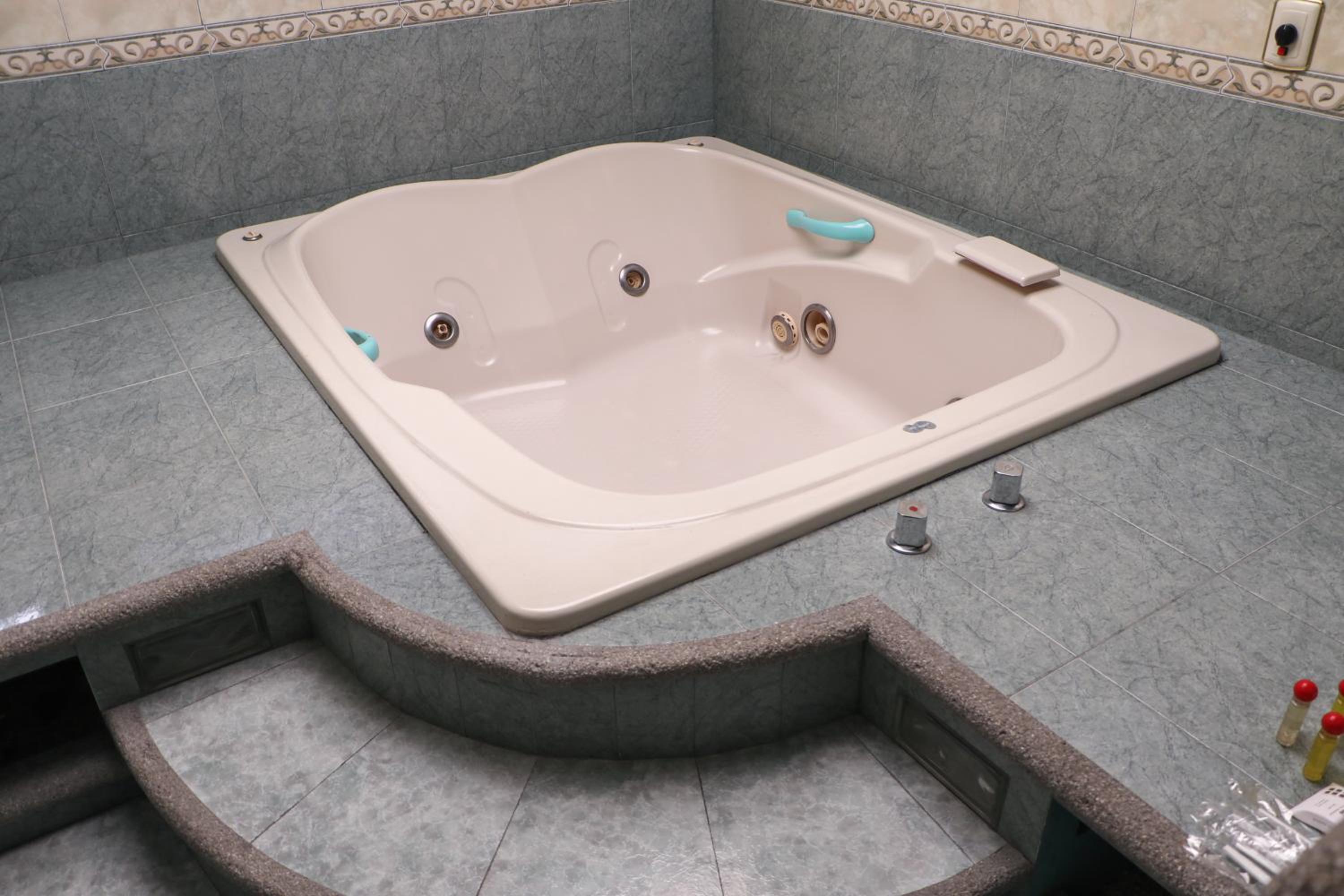 Twin Room with Bath - Photo 10