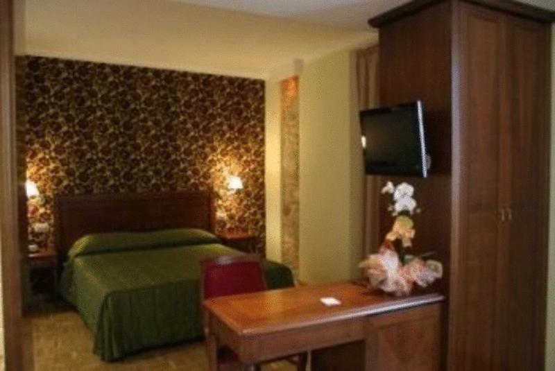 Suite - Photo 1