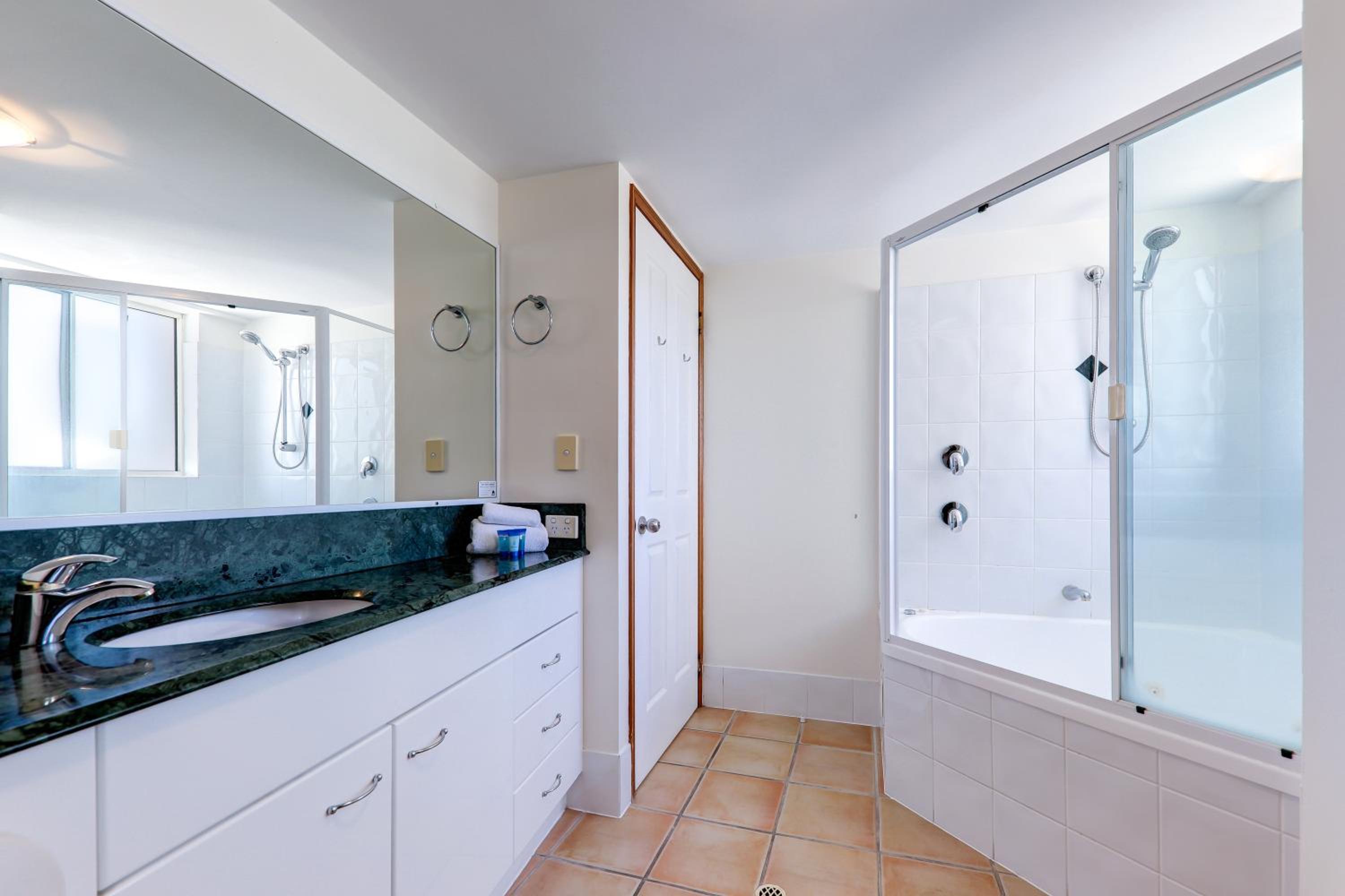 Three-Bedroom Apartment with Ocean View photo 3