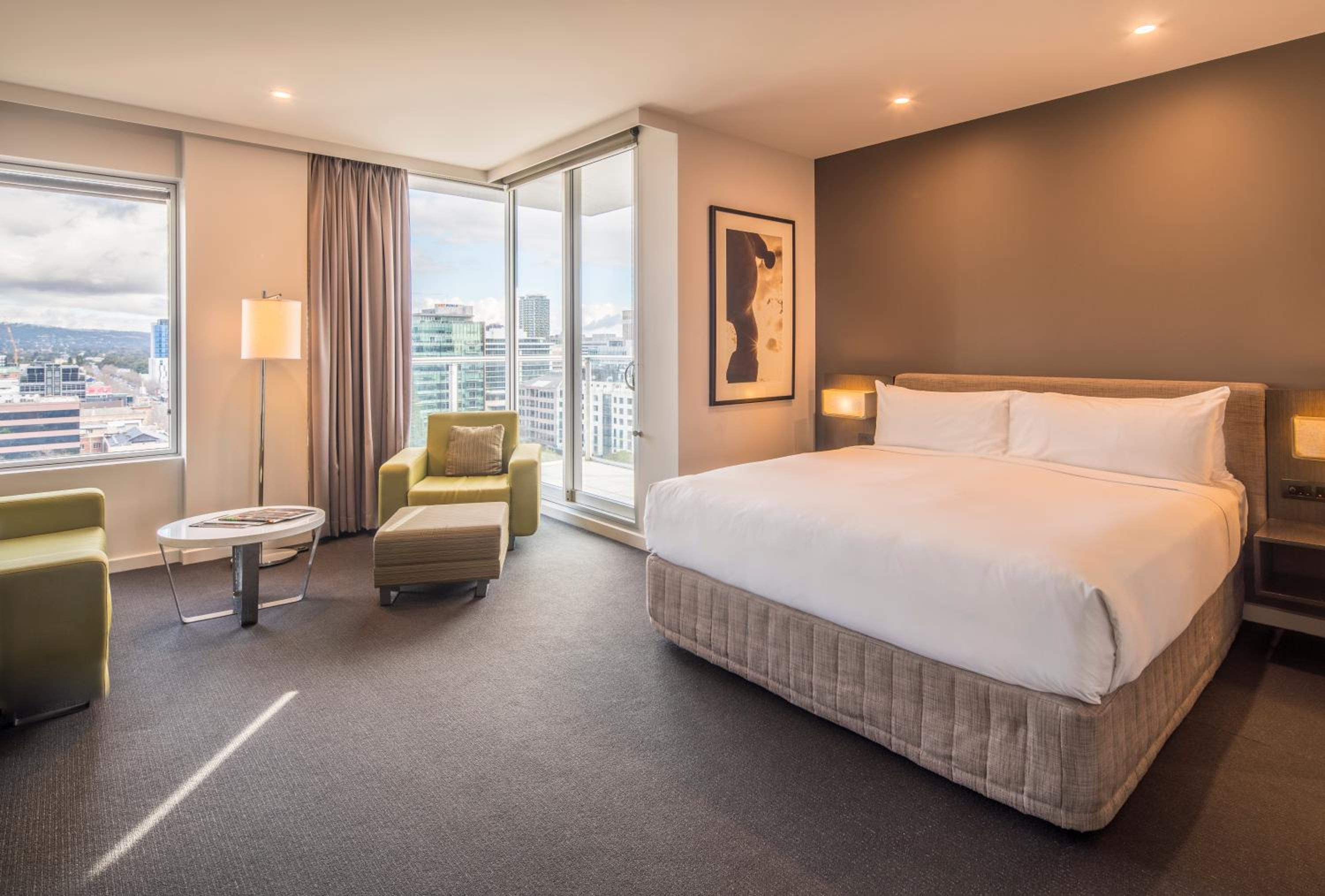 Junior King Suite with Park View and Balcony & Executive Lounge Access - Photo 6