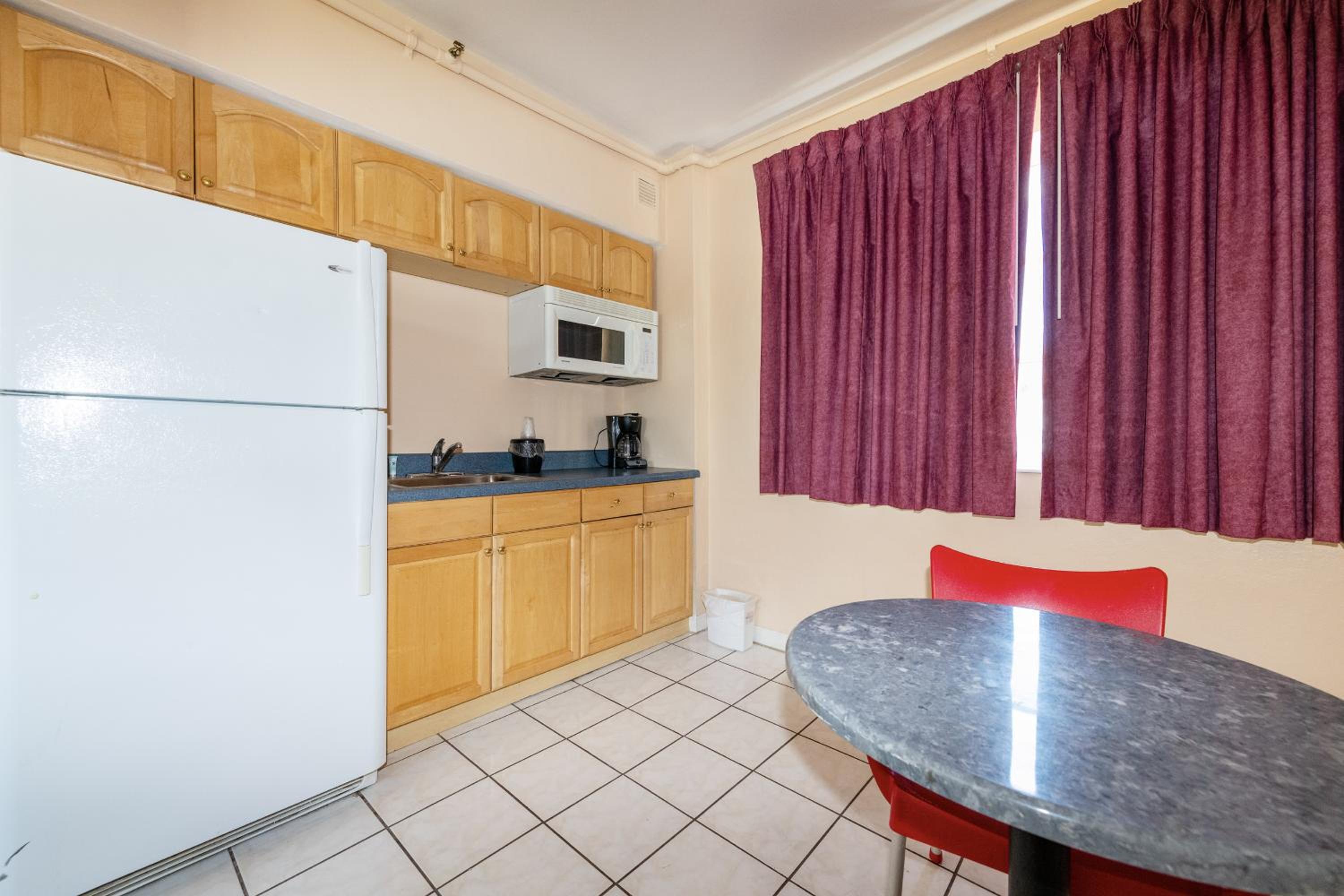 Deluxe Suite - Photo 8