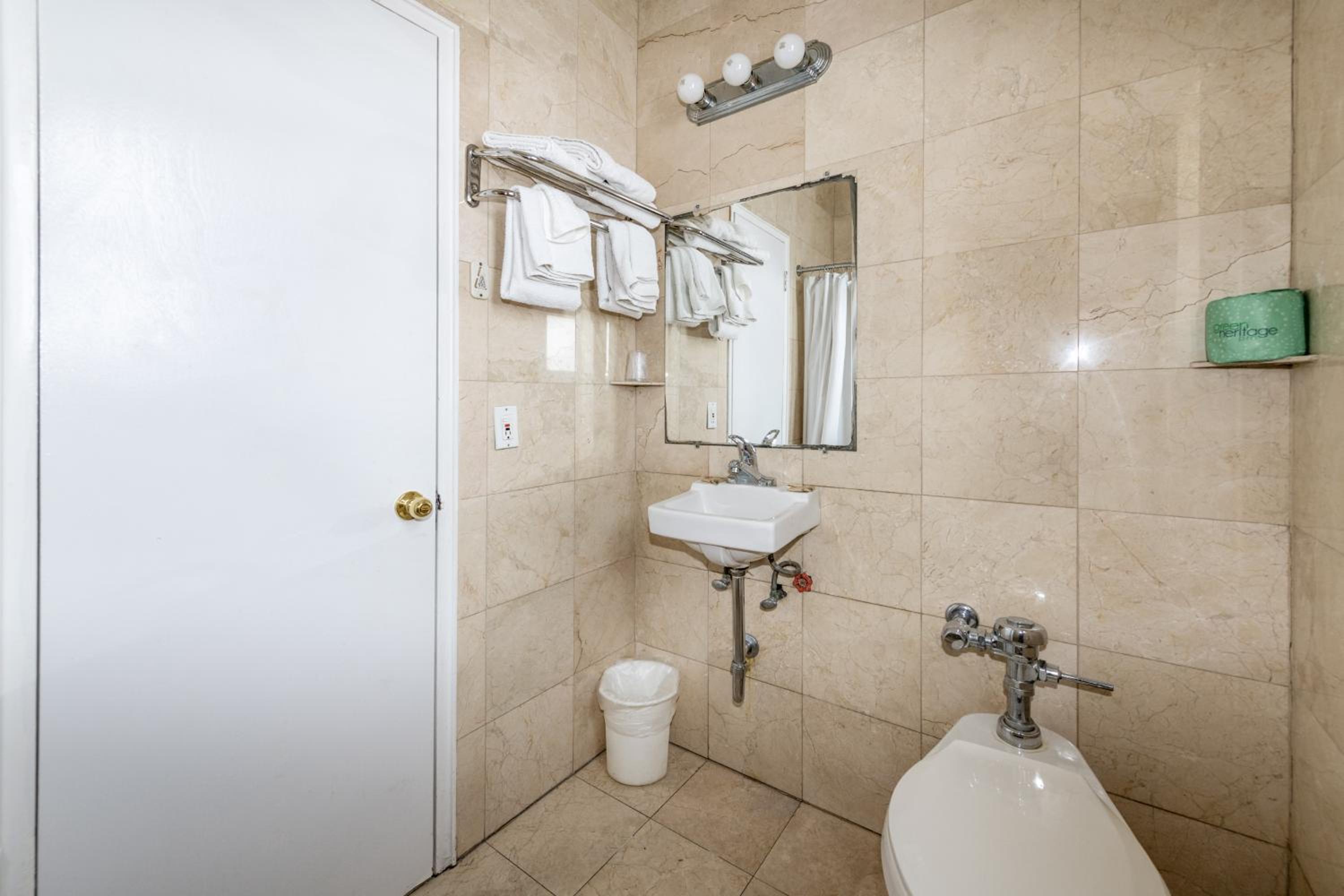 Deluxe Suite - Photo 6