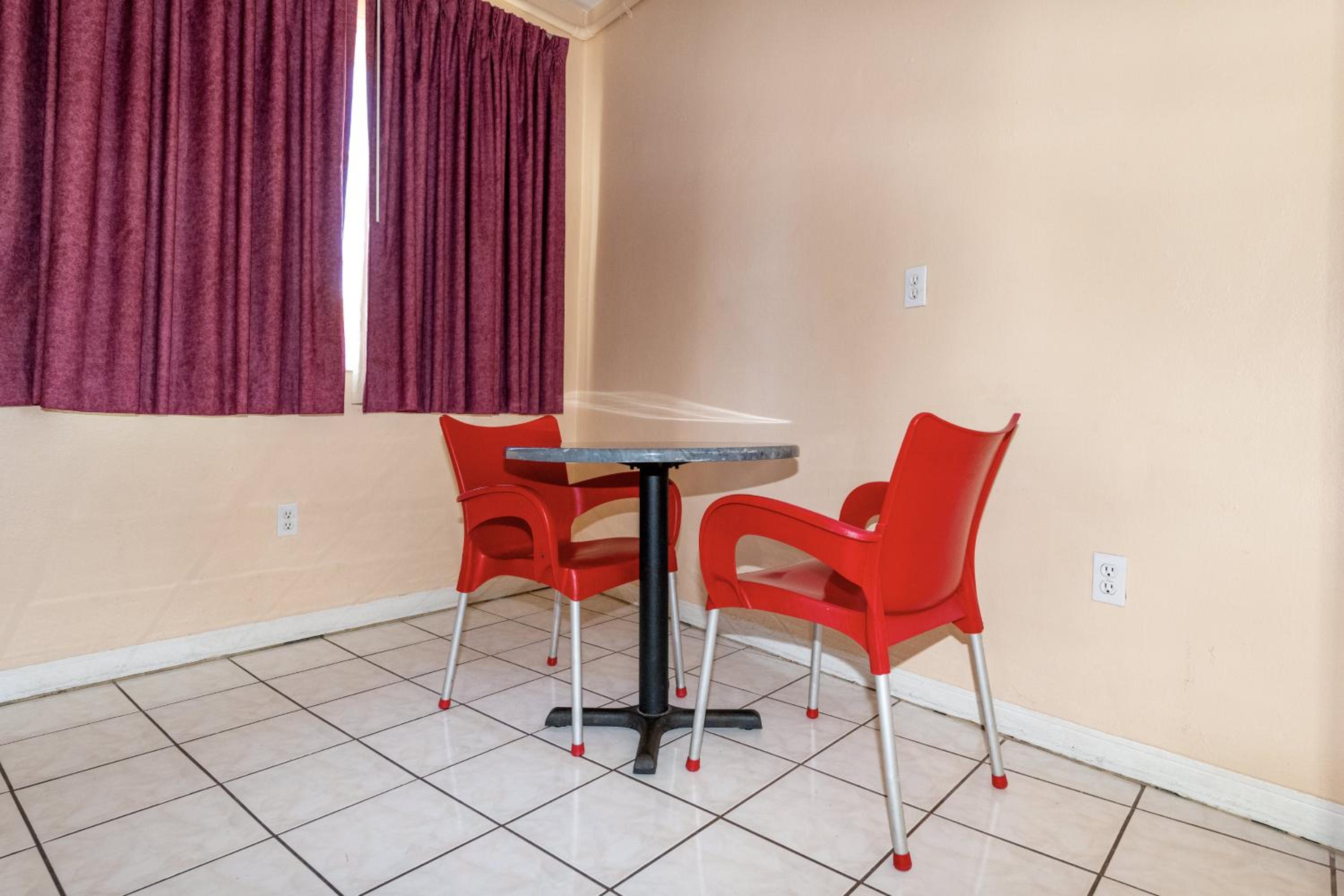 Deluxe Suite - Photo 9