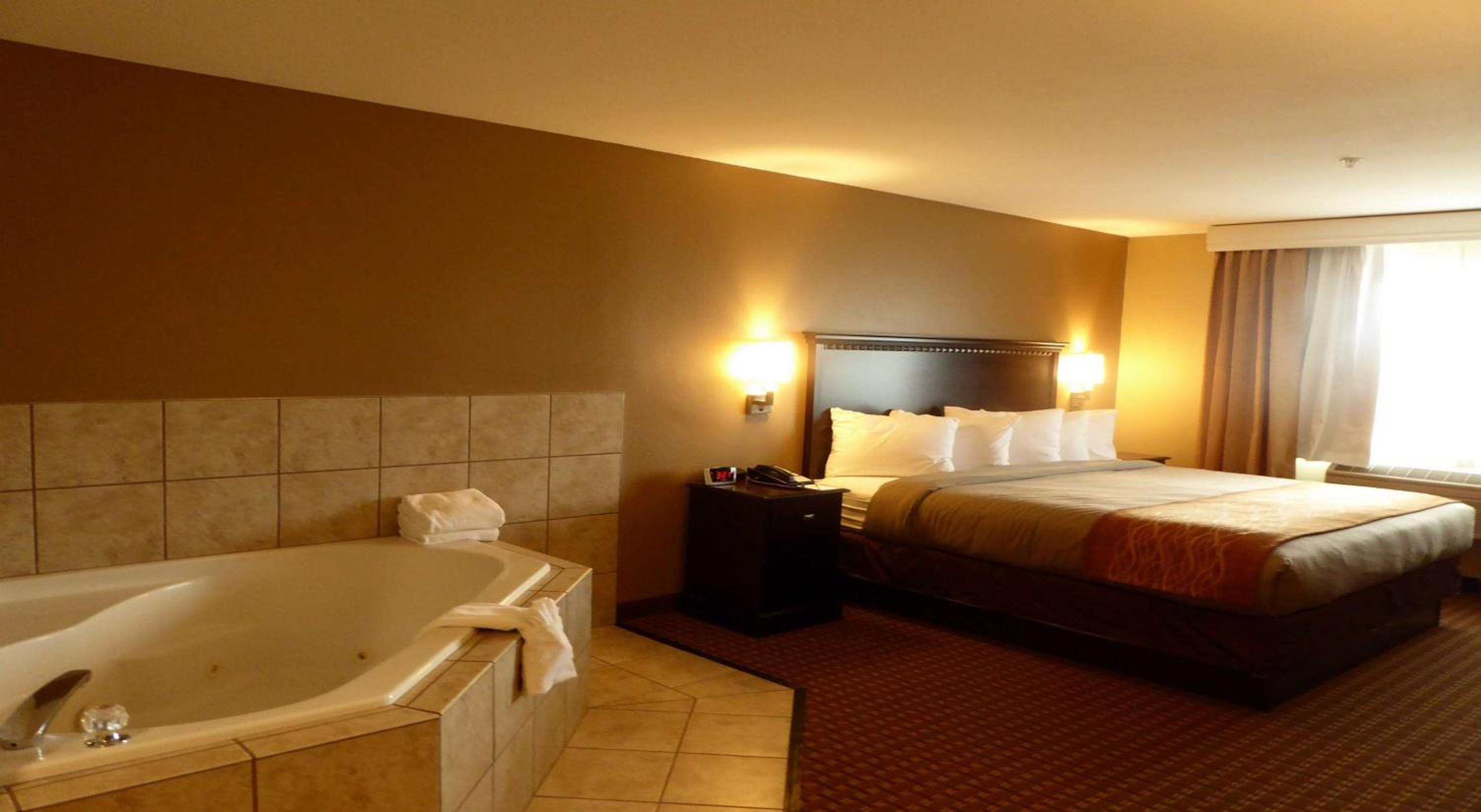King Suite with Kitchen and Spa Tub - Photo 1