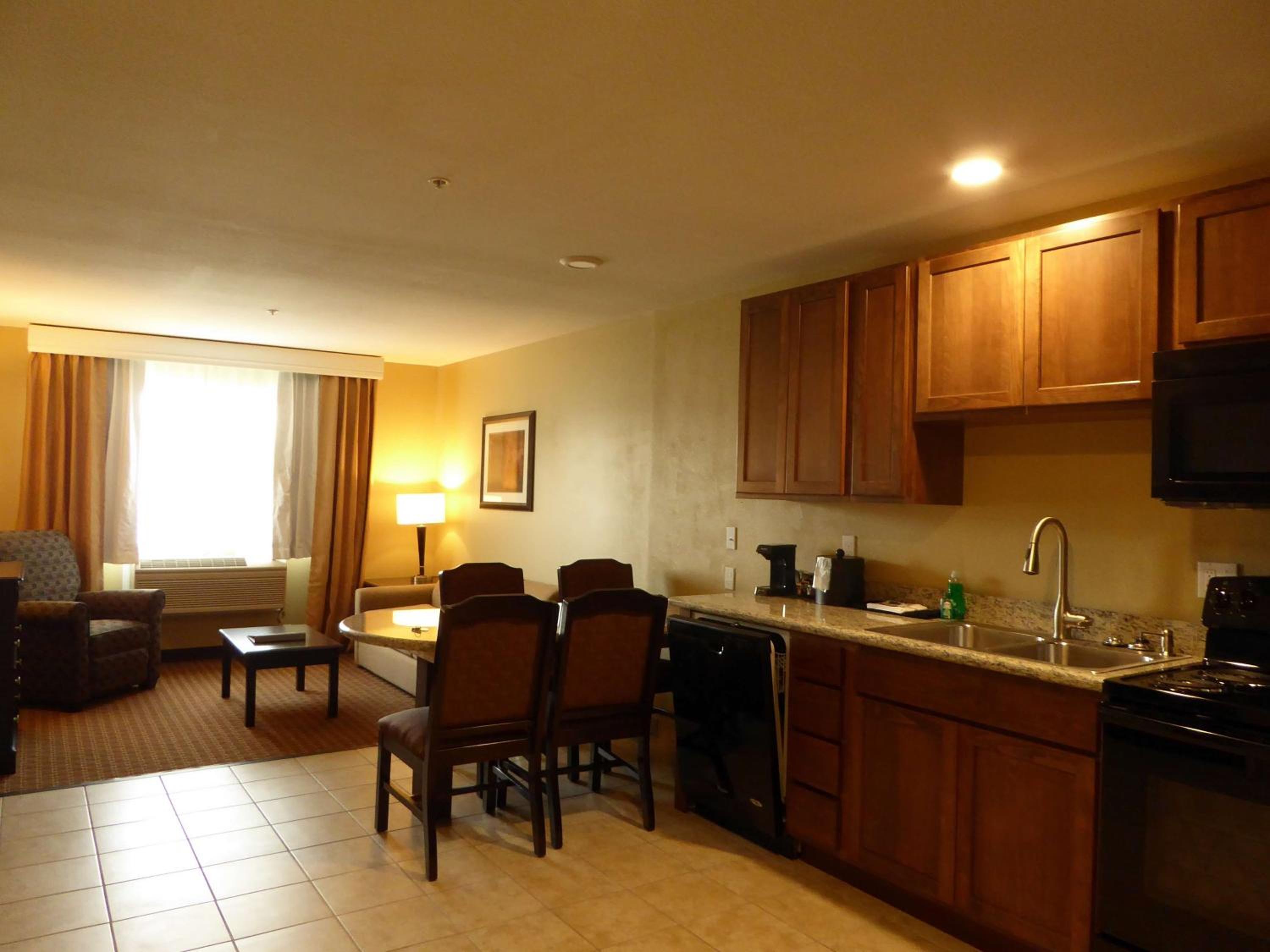 King Suite with Kitchen and Spa Tub - Photo 3