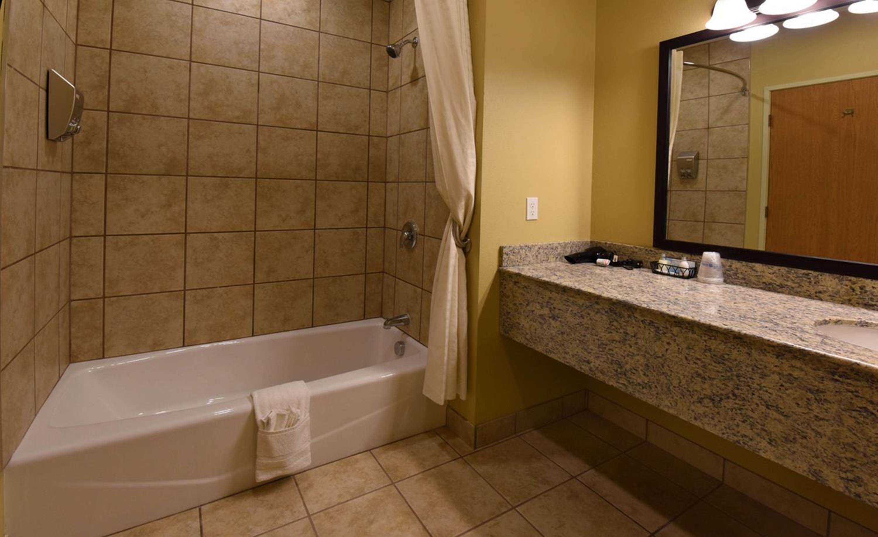 Queen Room with Two Queen Beds - Photo 8