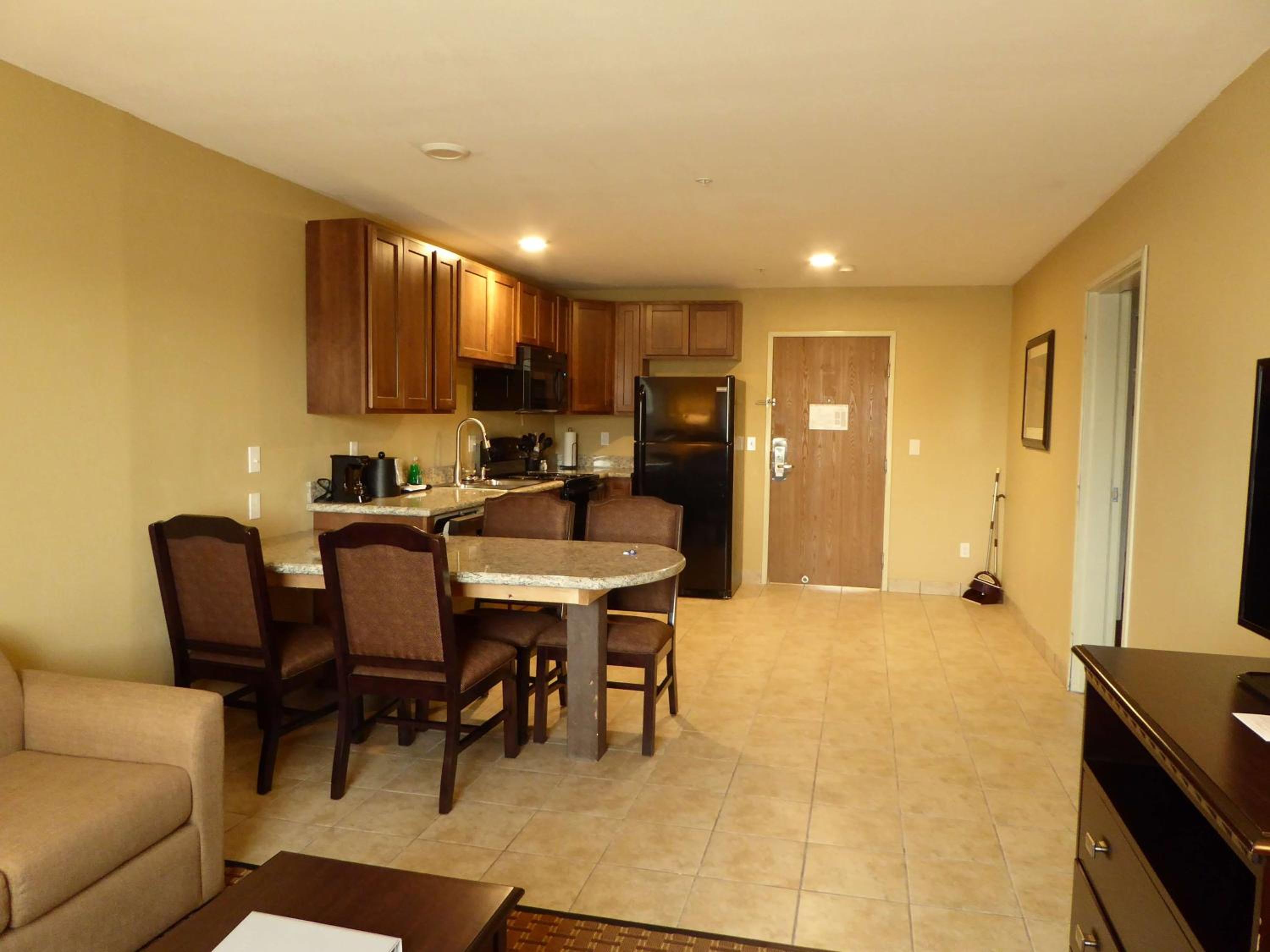 King Suite with Kitchen and Spa Tub - Photo 2