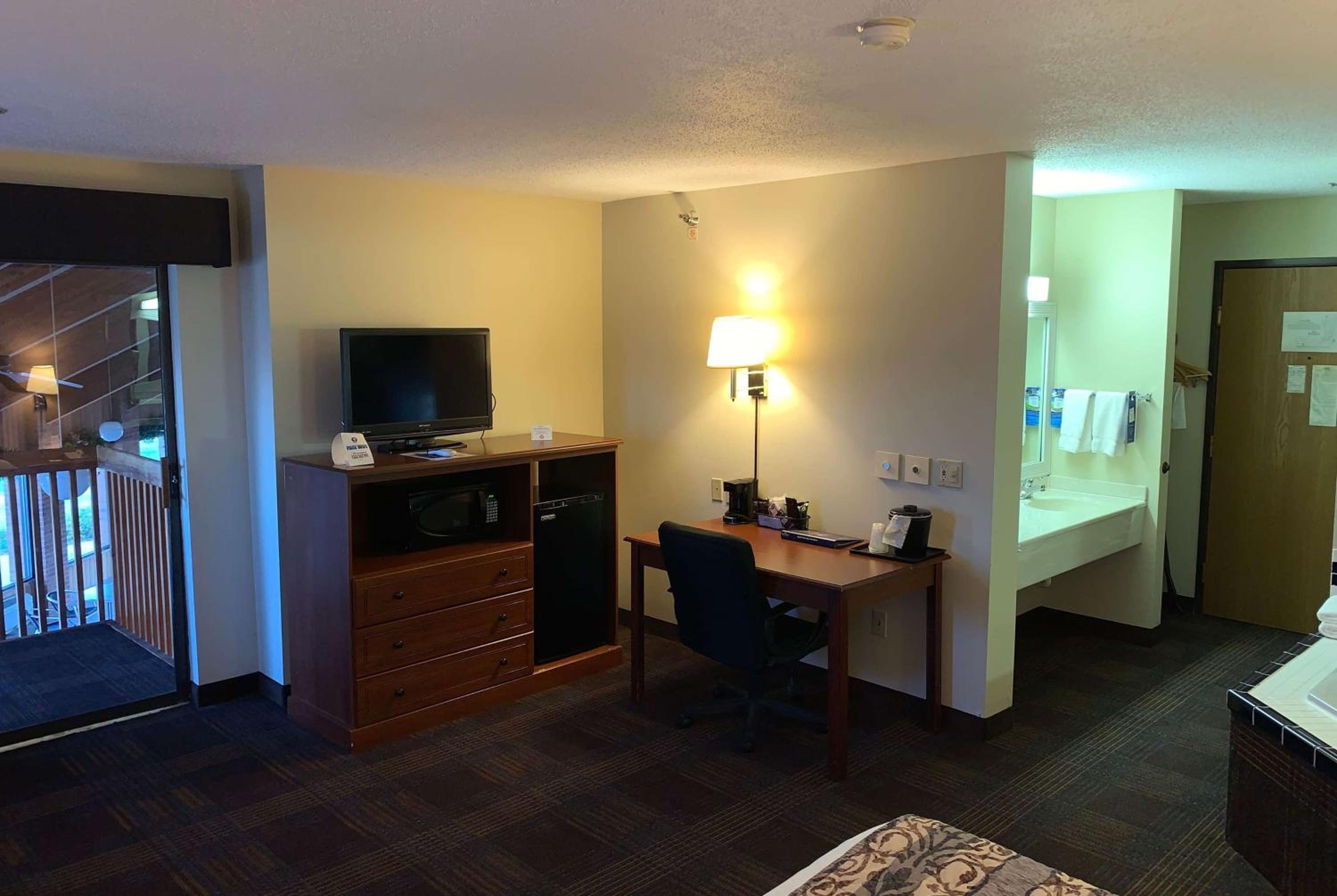 Deluxe Studio Suite with 1 King Bed, Non-Smoking - Photo 1