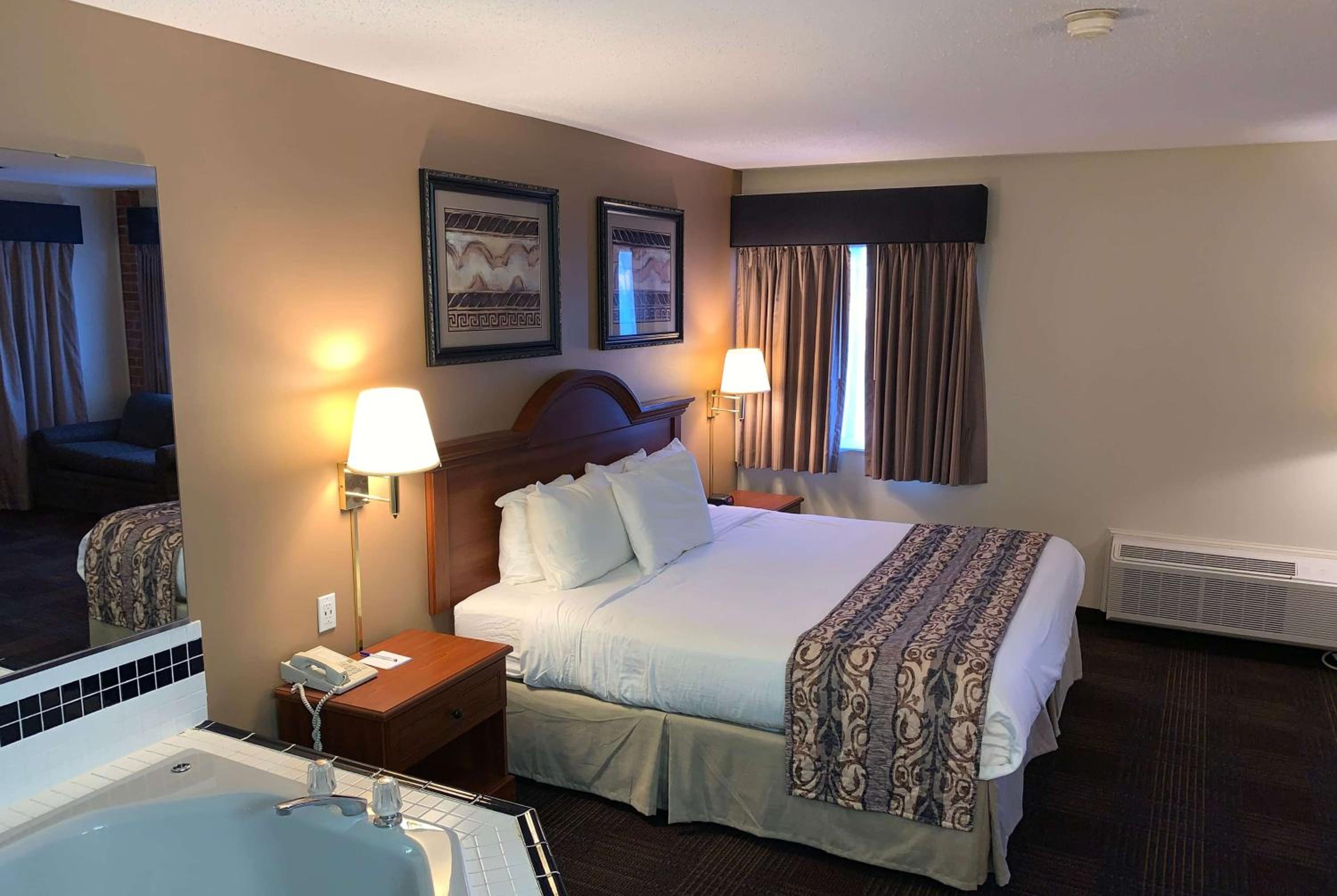 Deluxe Studio Suite with 1 King Bed, Non-Smoking - Photo 3