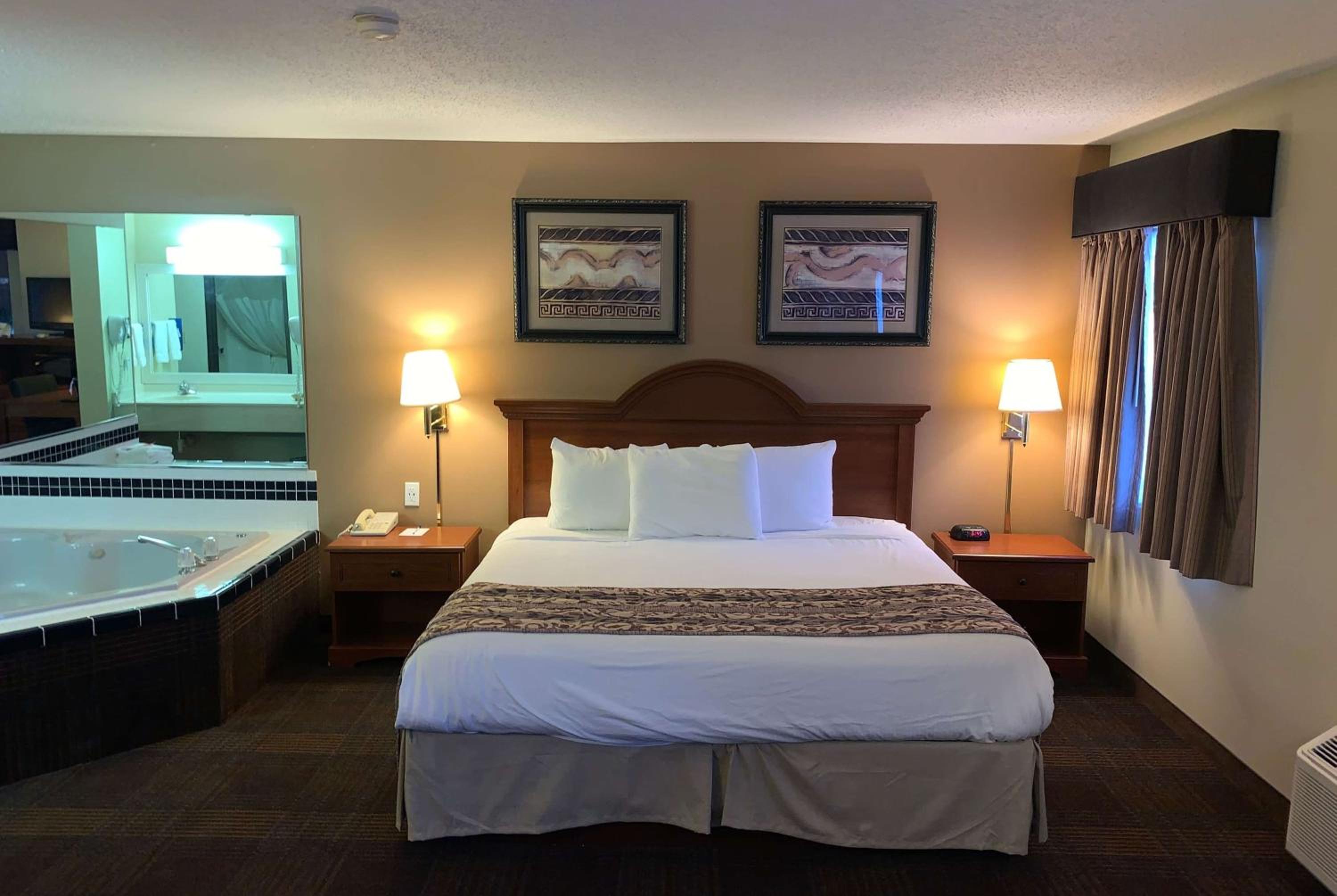 Deluxe Studio Suite with 1 King Bed, Non-Smoking - Photo 2