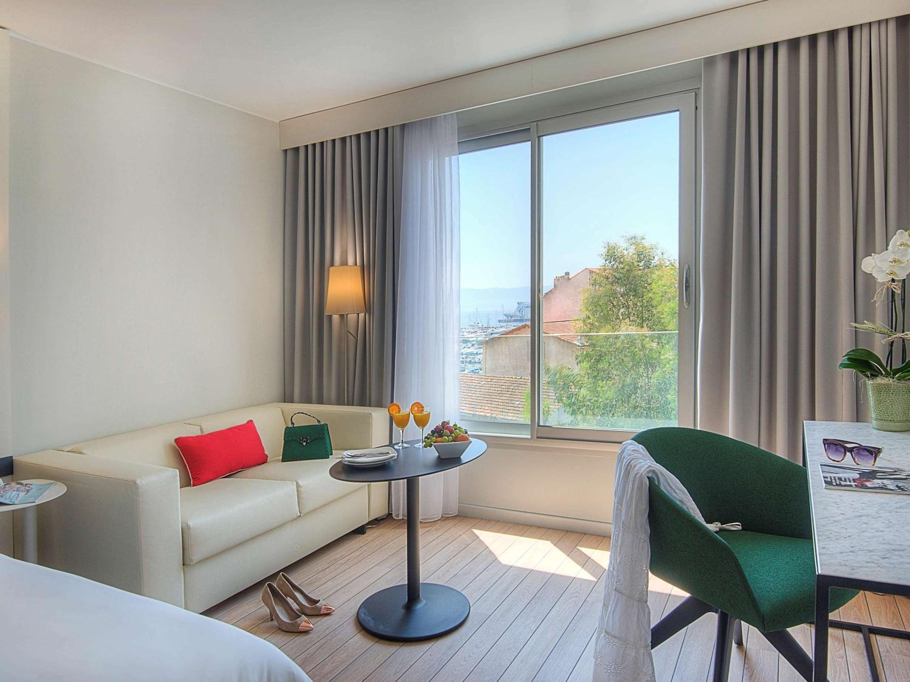 Privilege Room with One Queen Bed and 1 Sofa Bed - Photo 2