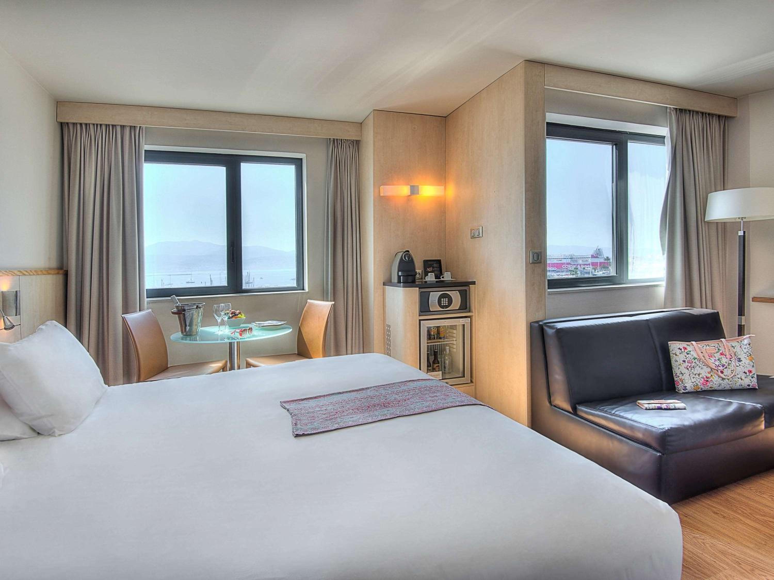Privilege Room with One Queen Bed and 1 Sofa Bed - Photo 6