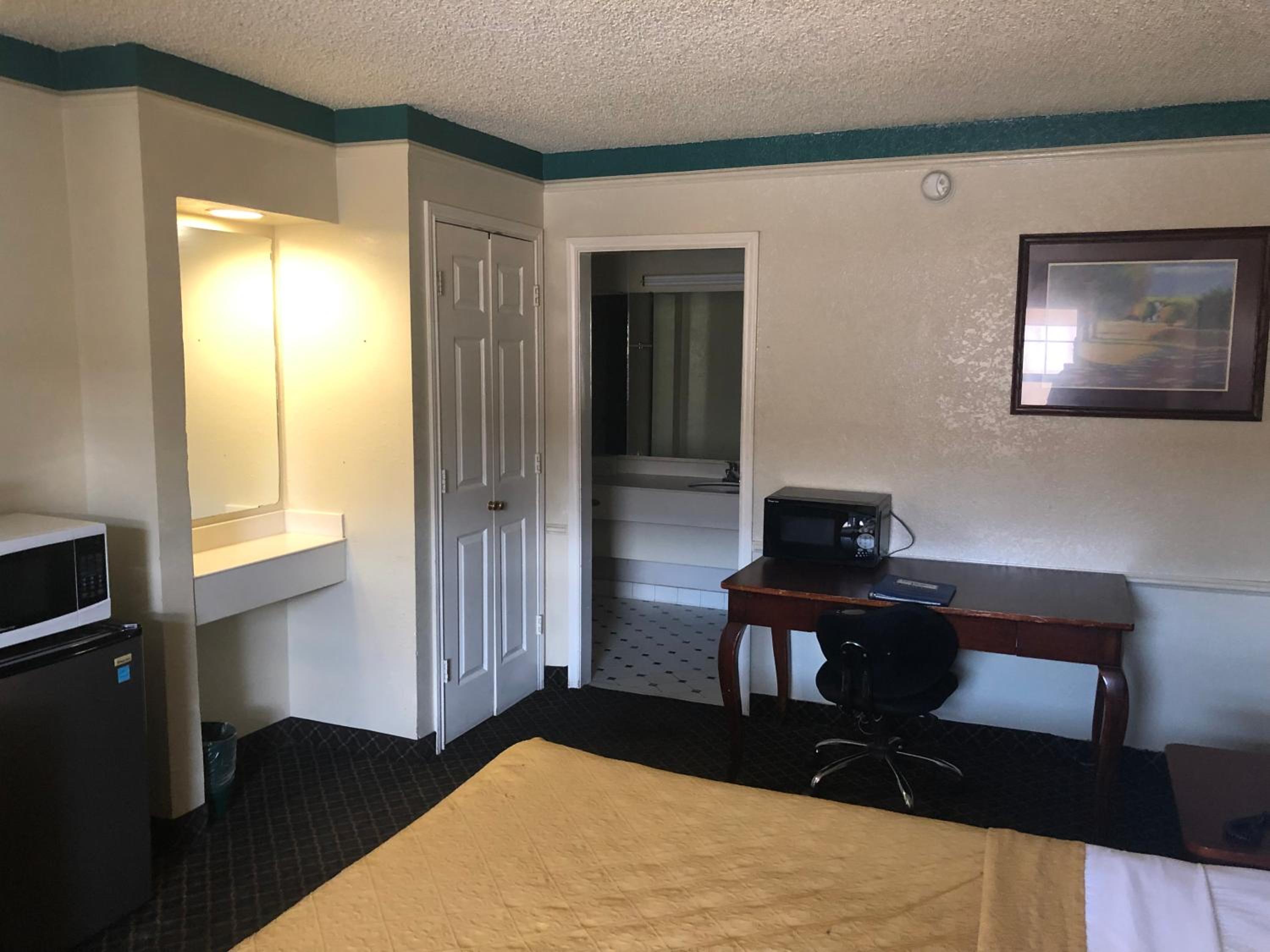 1 King Bed Non-Smoking - Photo 5