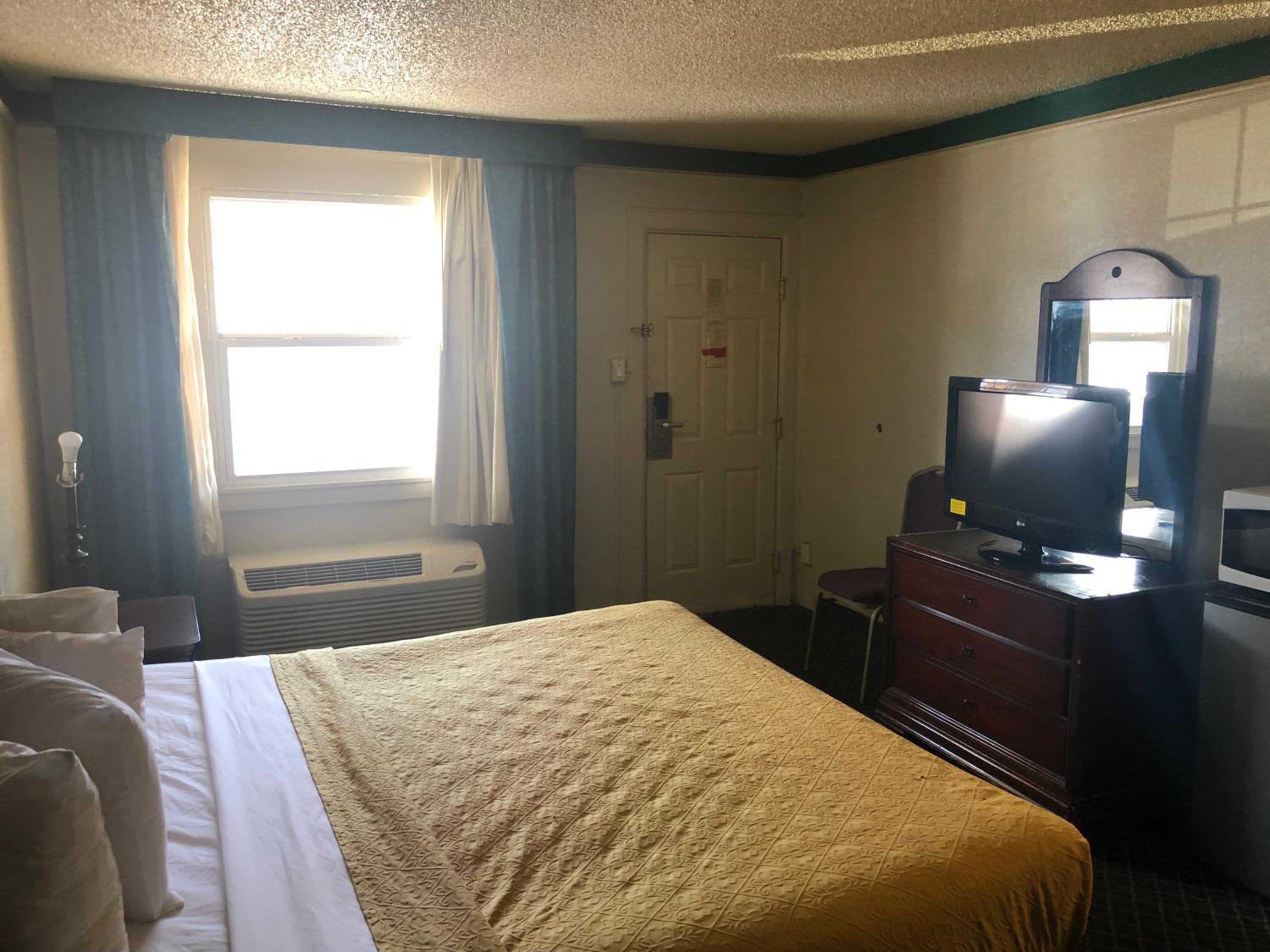 1 King Bed Non-Smoking - Photo 4