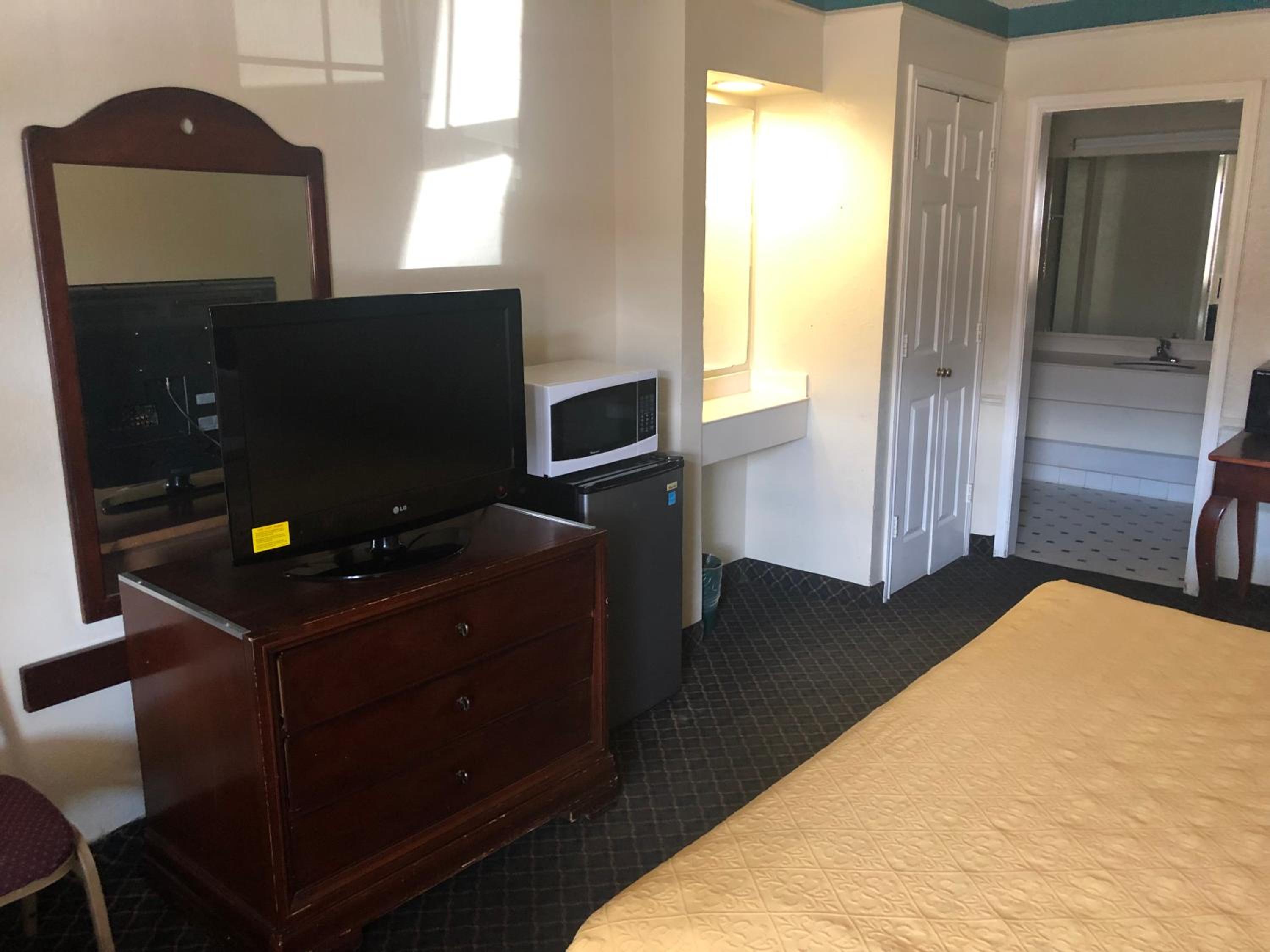 1 King Bed Non-Smoking - Photo 6