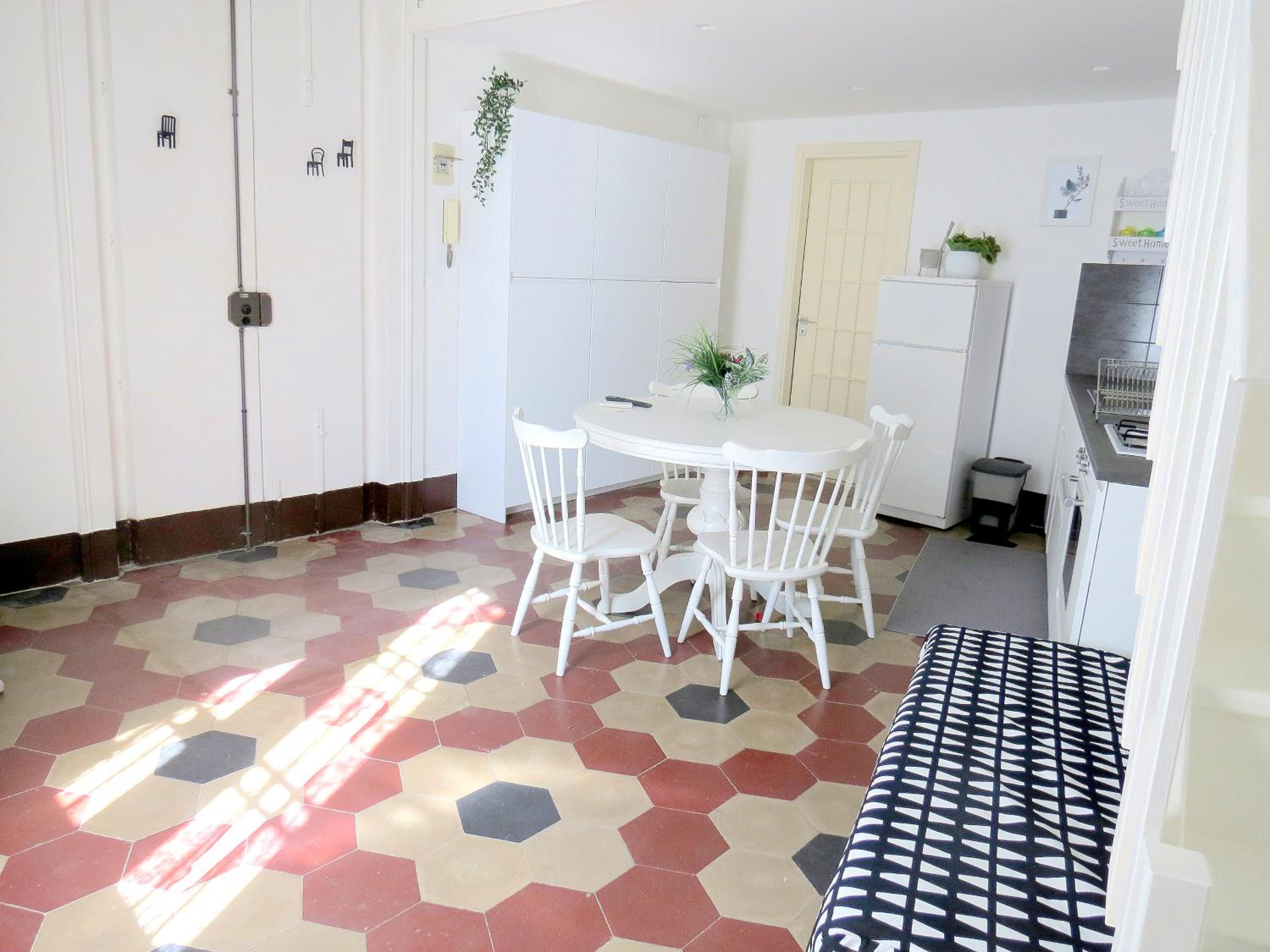 One-Bedroom Apartment - Photo 2