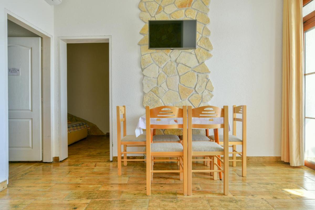 Two-Bedroom Apartment with Sea View - Photo 4