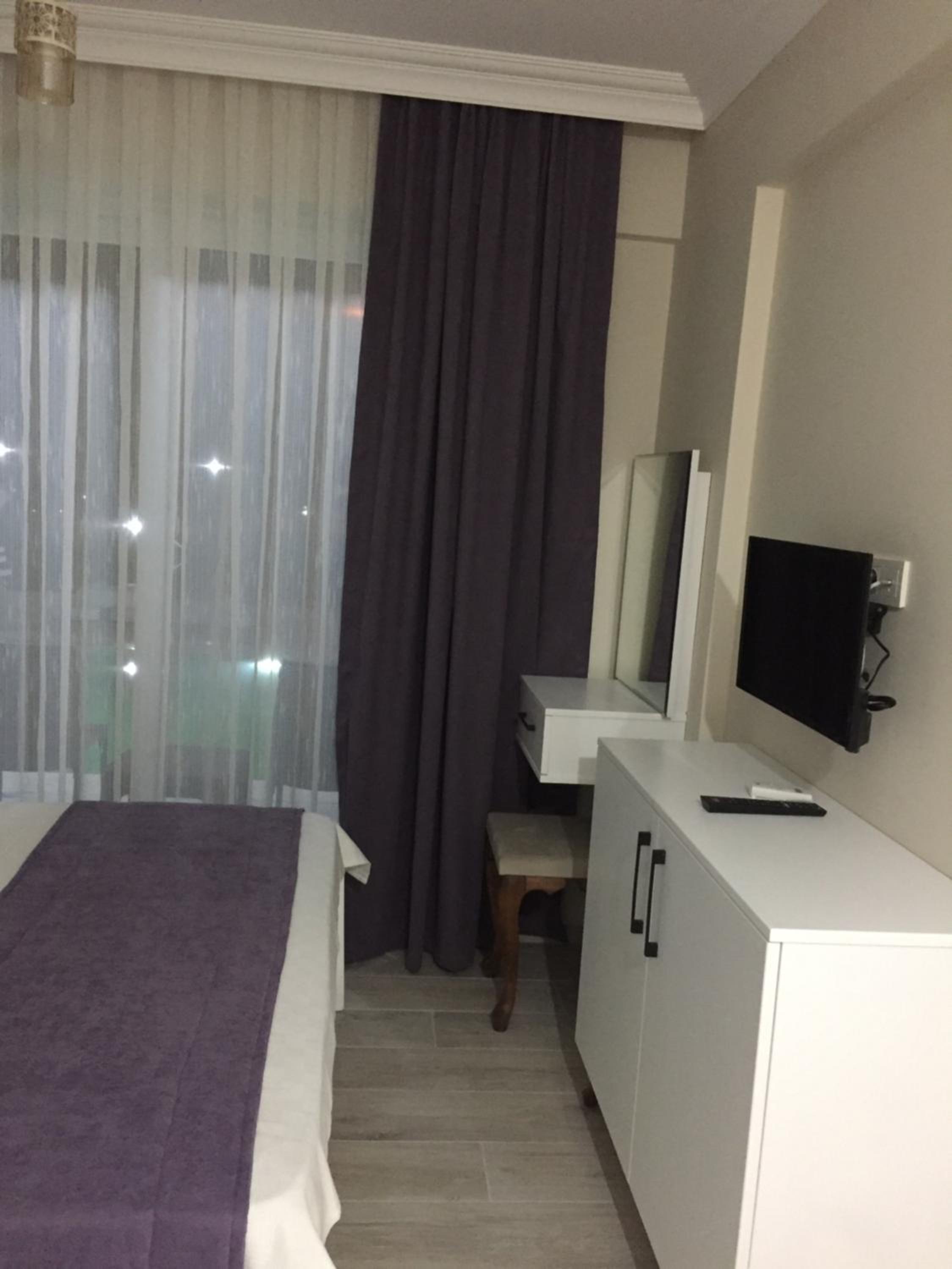 Double Room with Pool View - Photo 2