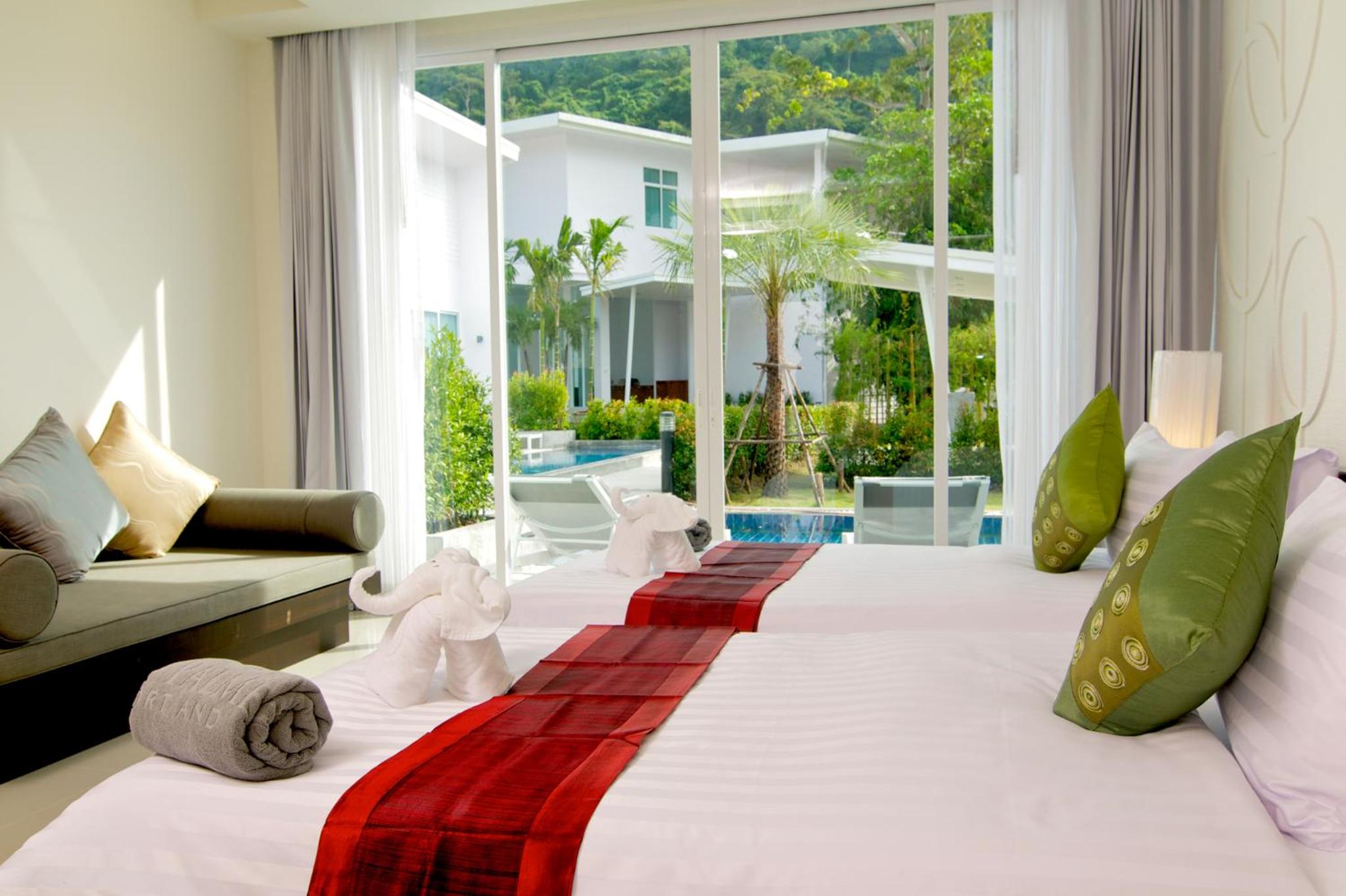 Deluxe Double or Twin Room with Pool Access photo 2