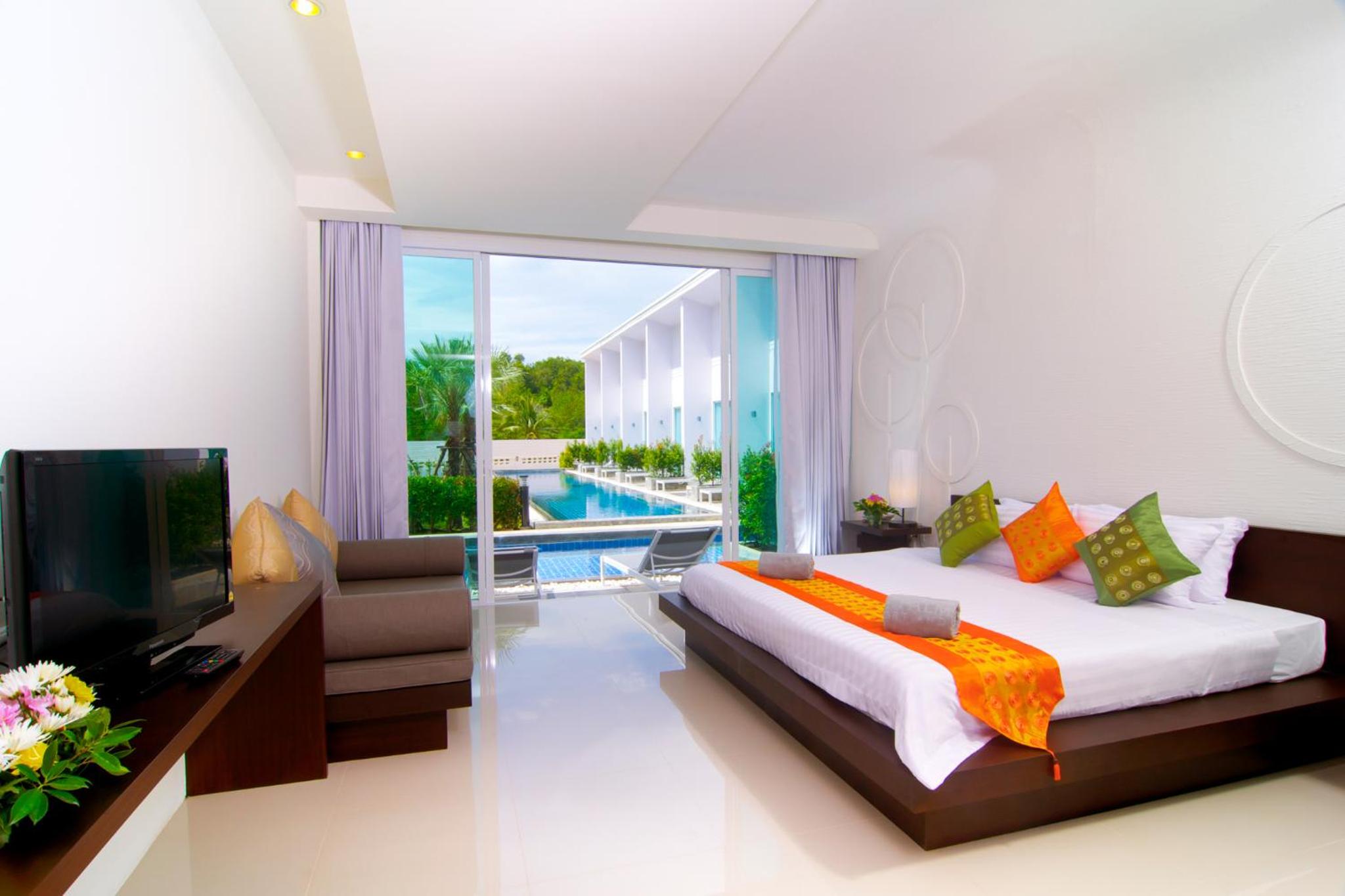 Deluxe Double or Twin Room with Pool Access photo 3