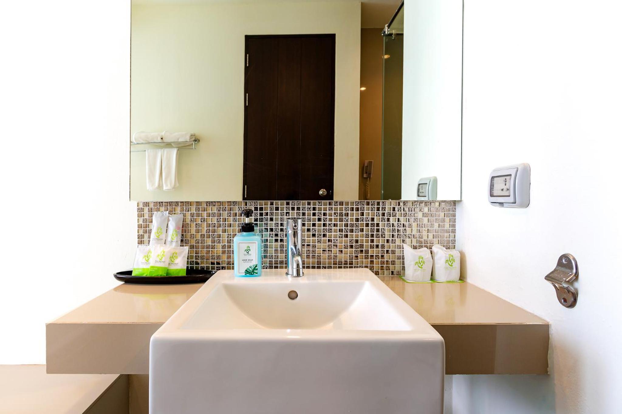 Deluxe Double or Twin Room with Pool View photo 3