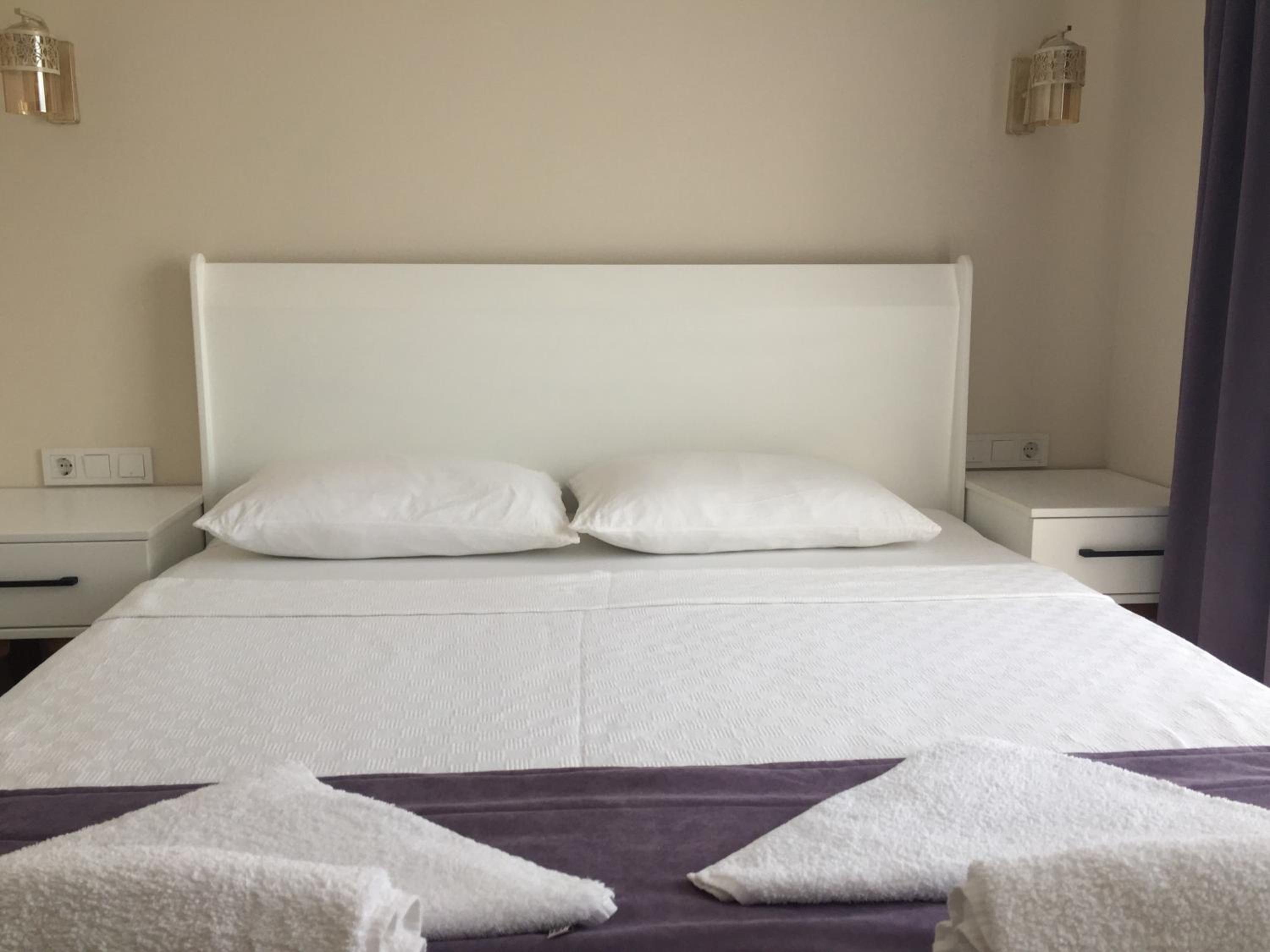 Double Room with Pool View - Photo 4