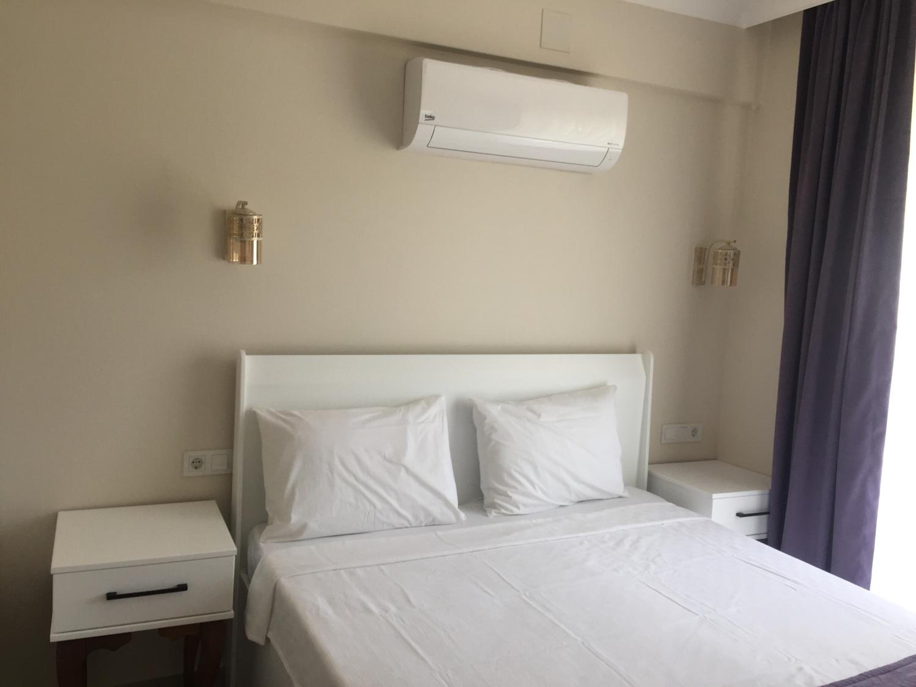 Double Room with Pool View - Photo 5