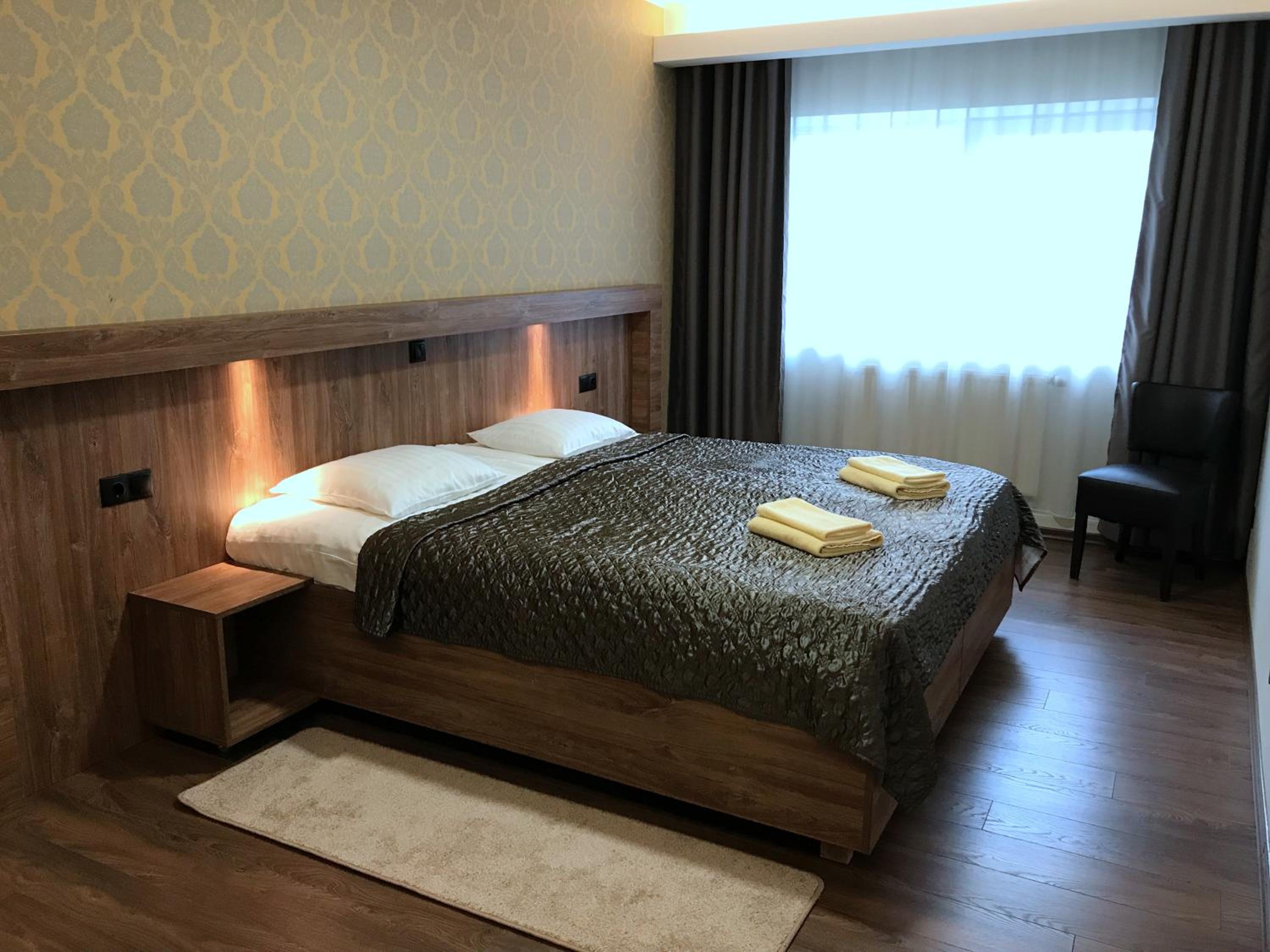 Large Double Room - Photo 11