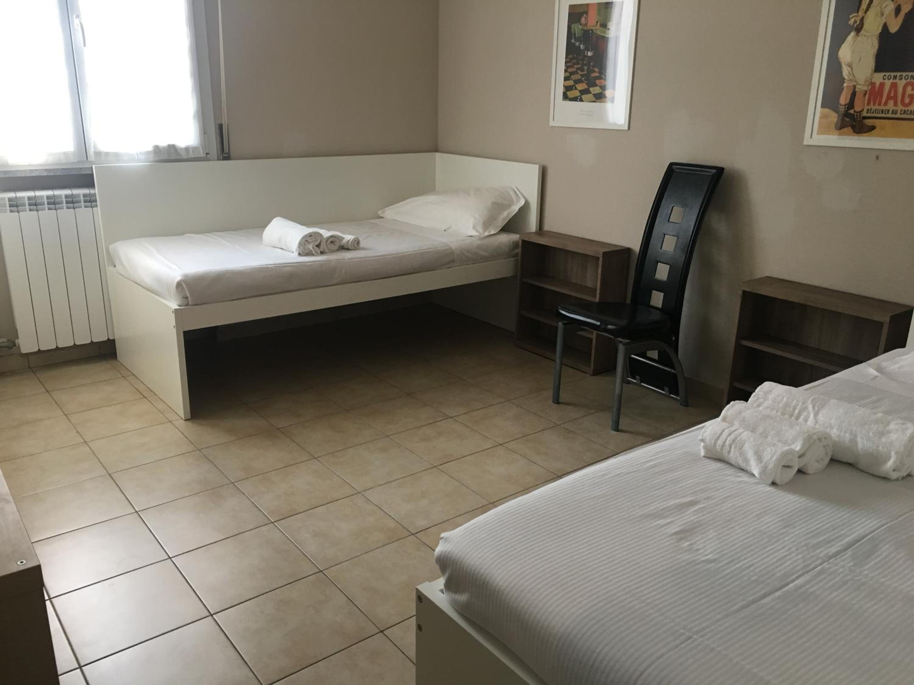 Twin Room with Private Bathroom photo 3