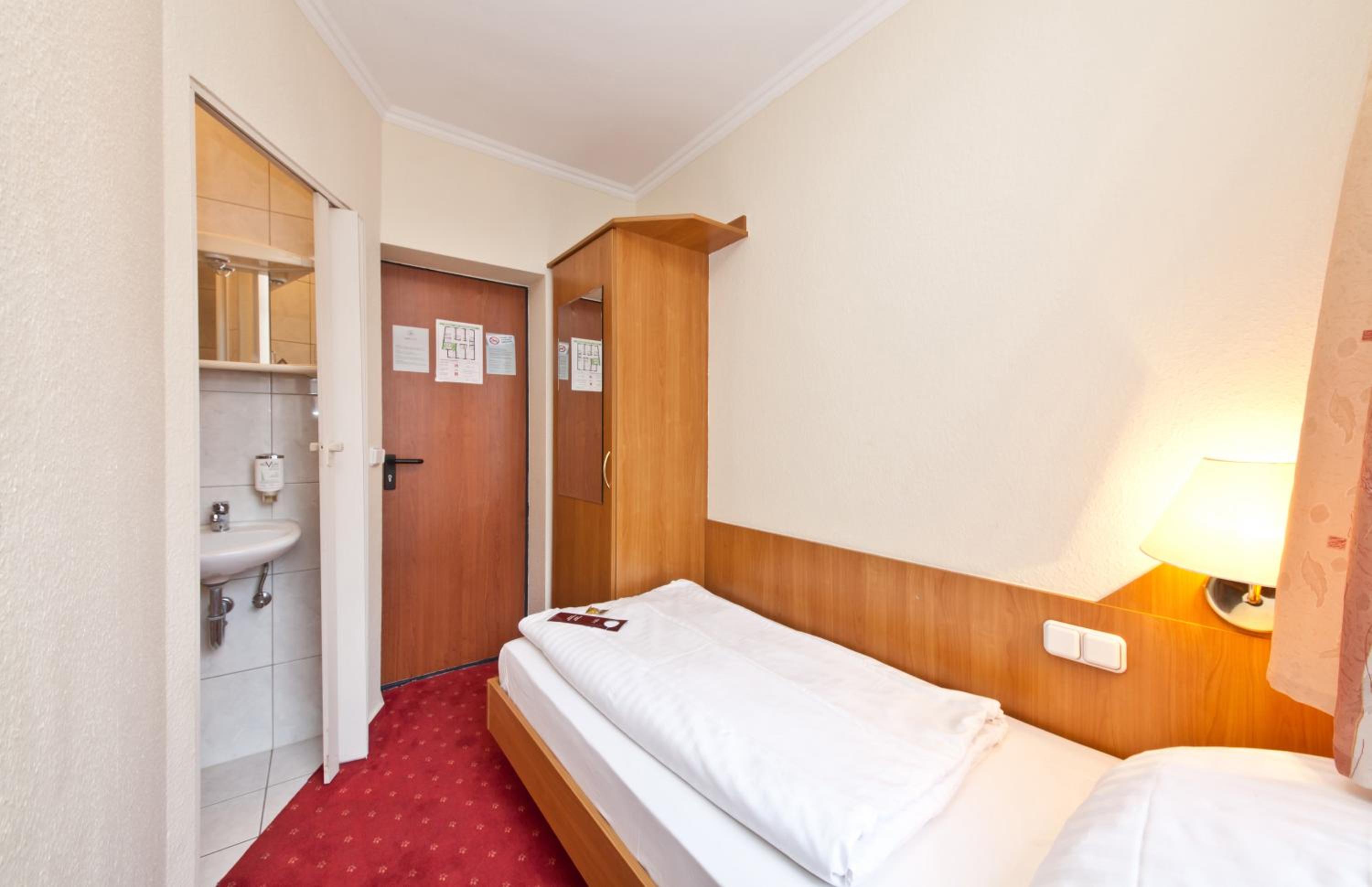 Single Room with Private External Bathroom photo 2