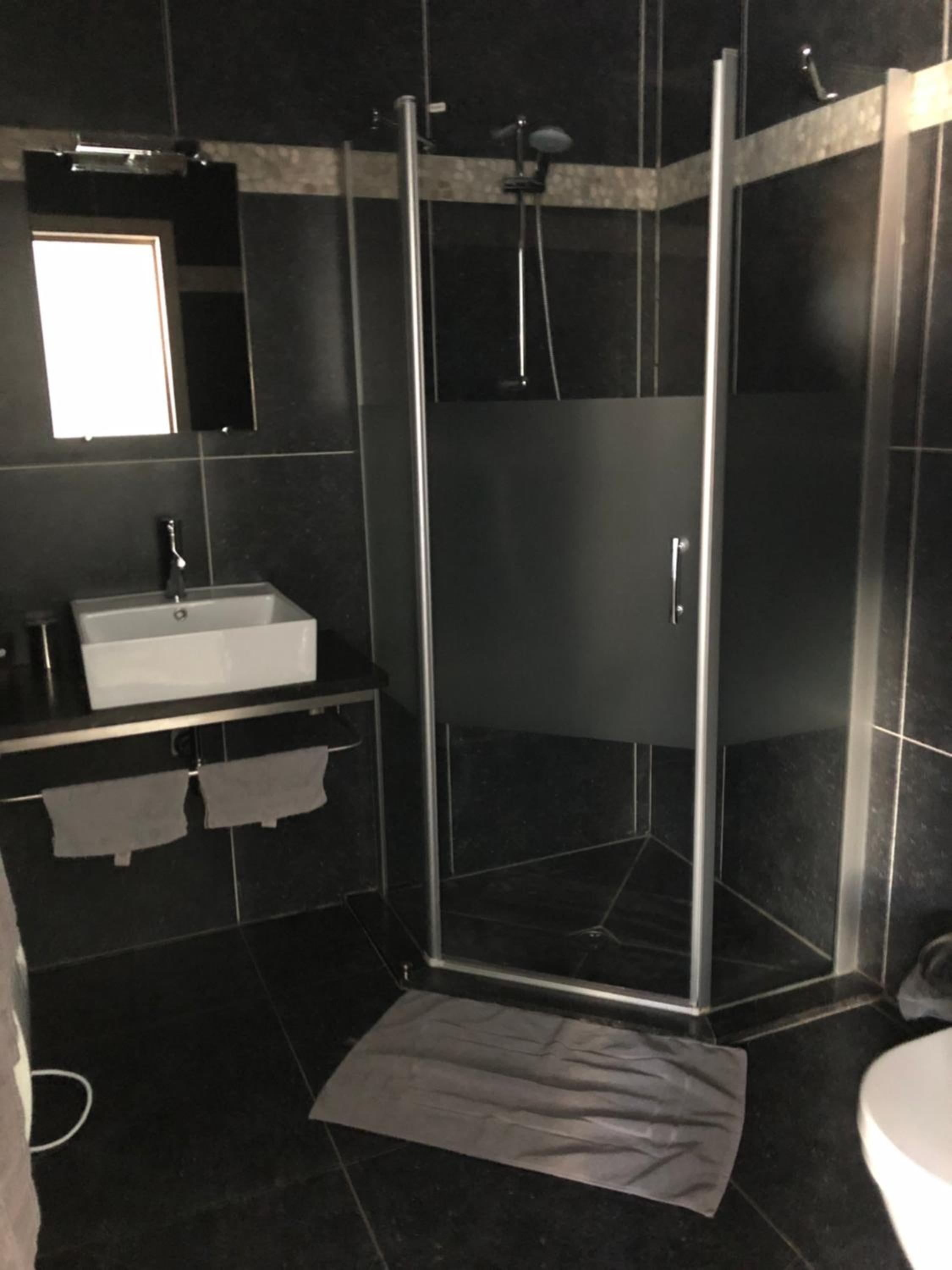 Twin Room - Photo 3