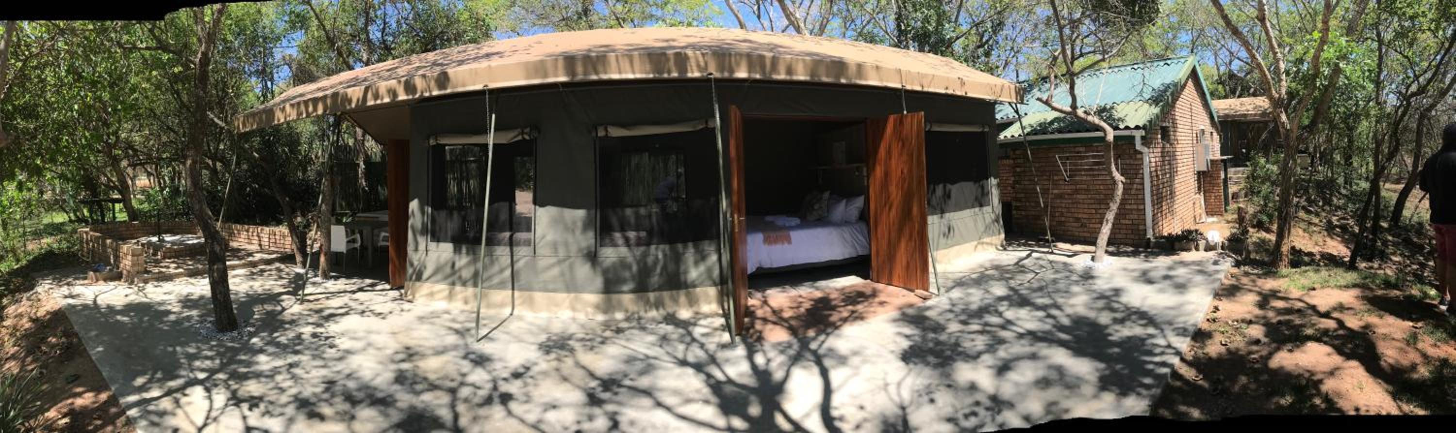 Deluxe Room (2 Adults + 1 Child) - Photo 3