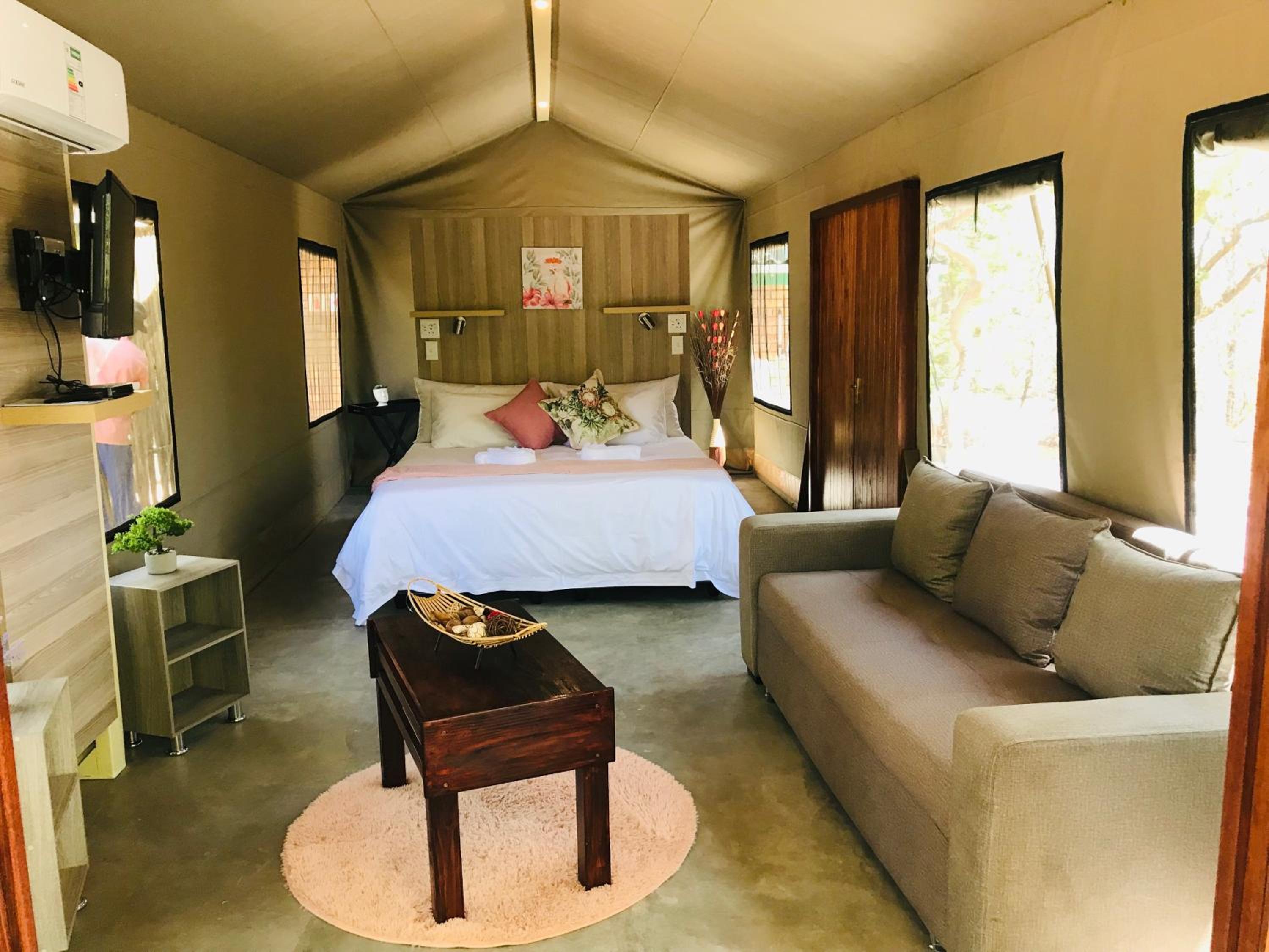 Deluxe Room (2 Adults + 1 Child) - Photo 1