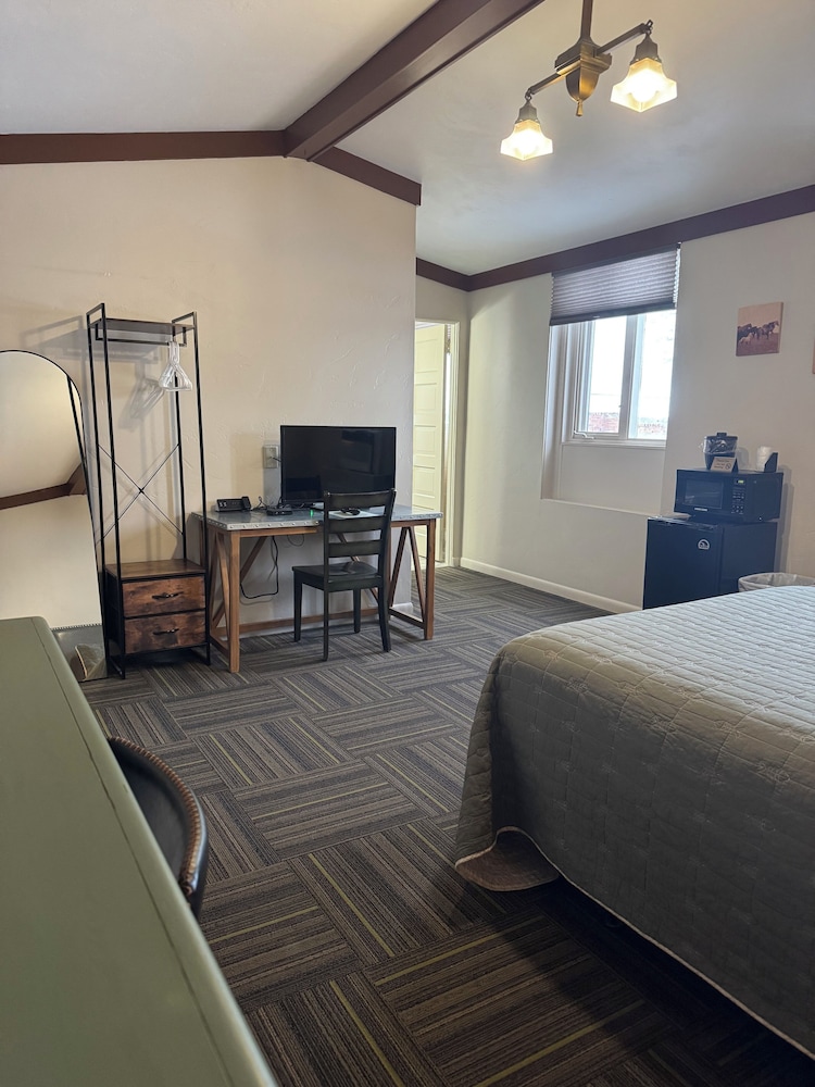Standard Room, 1 Queen Bed photo 2