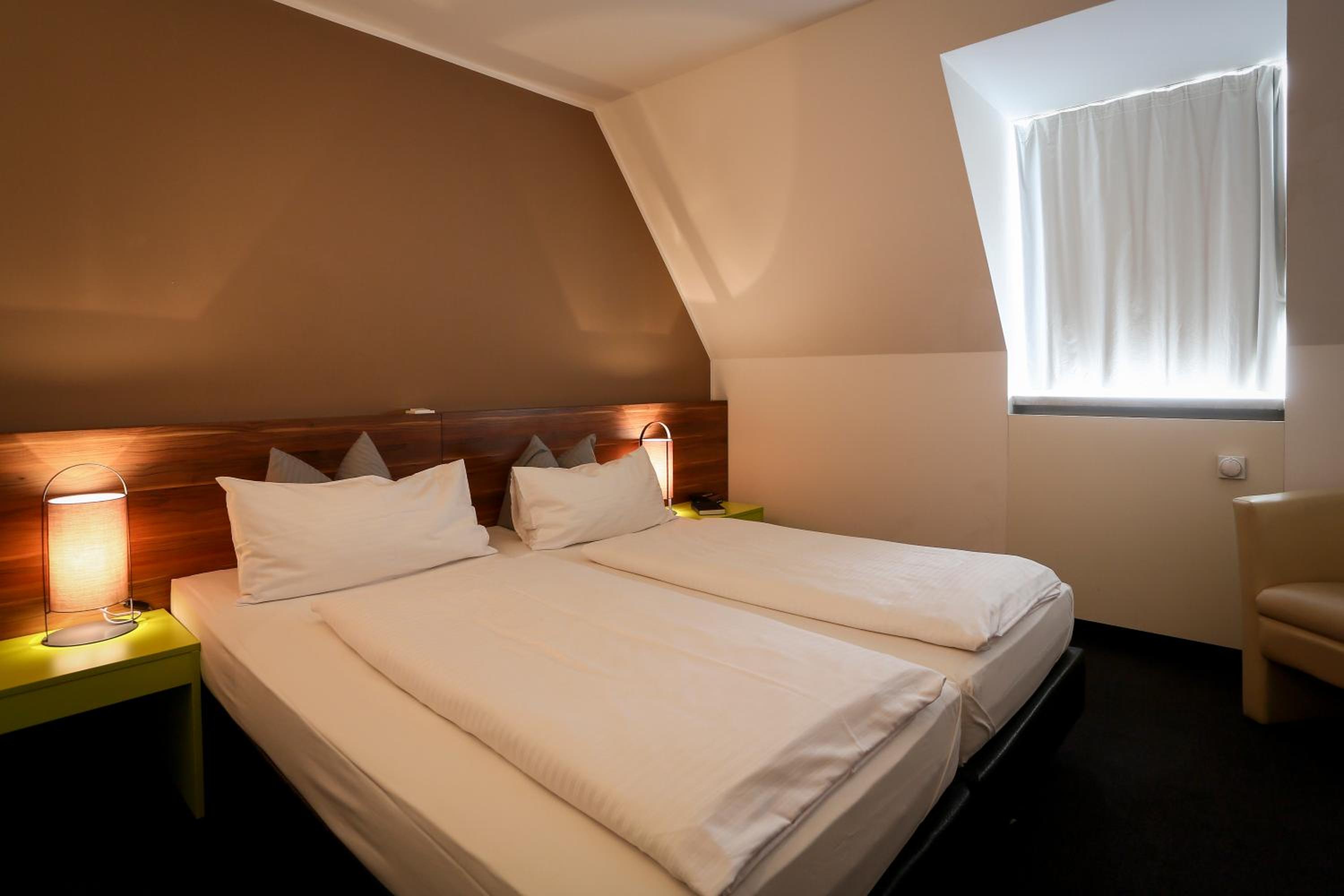 Economy Double Room - Photo 8