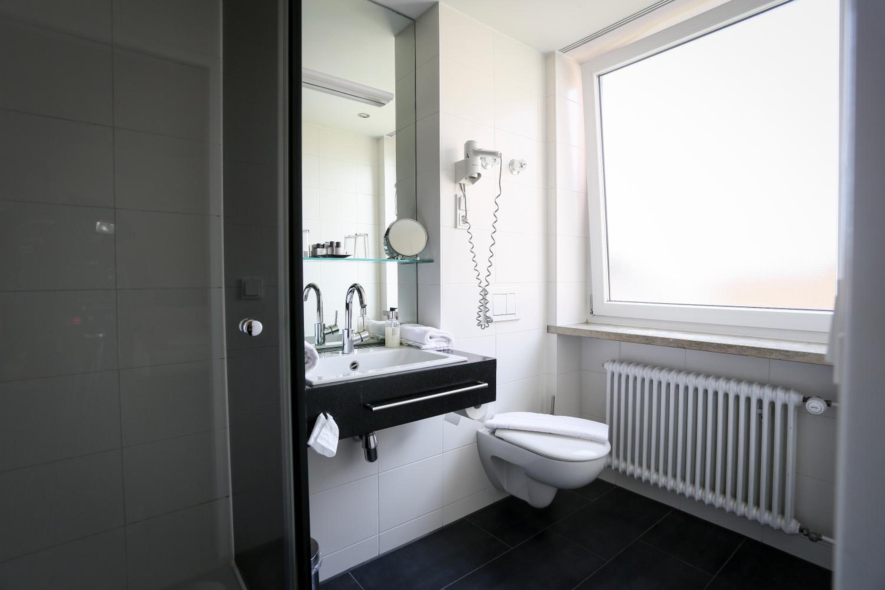 Economy Double Room - Photo 9