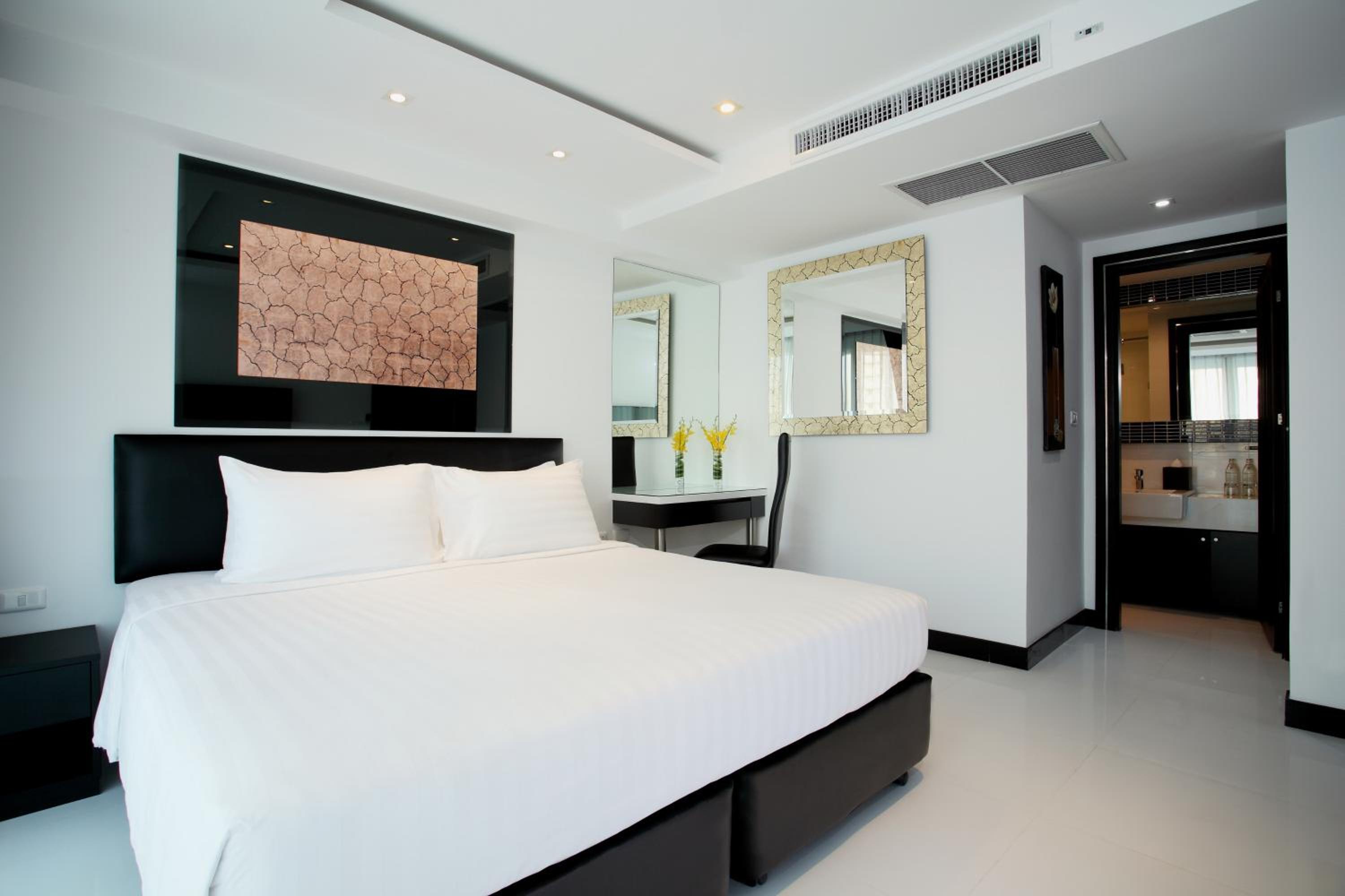 One-Bedroom Superior Suite with Balcony photo 3