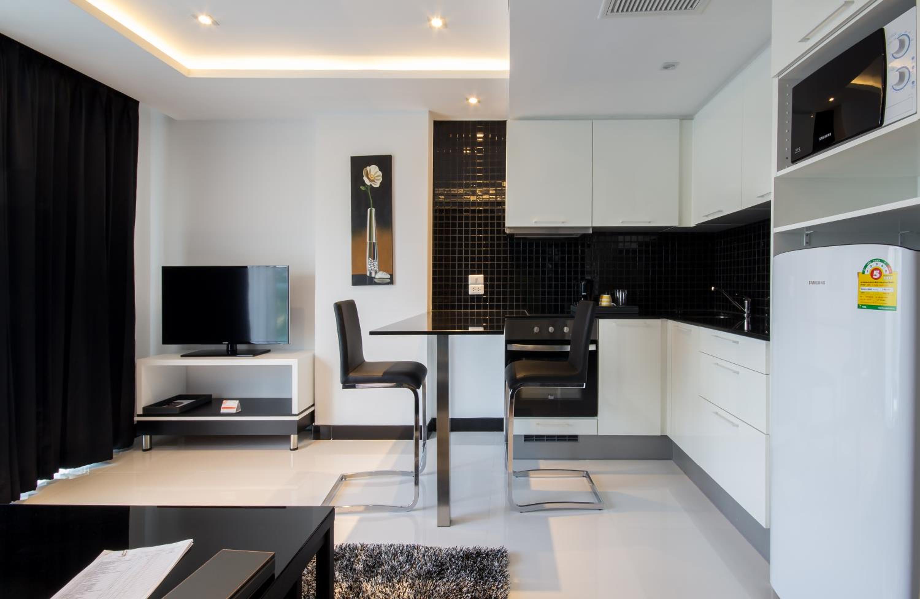 One-Bedroom Superior Suite with Balcony photo 2