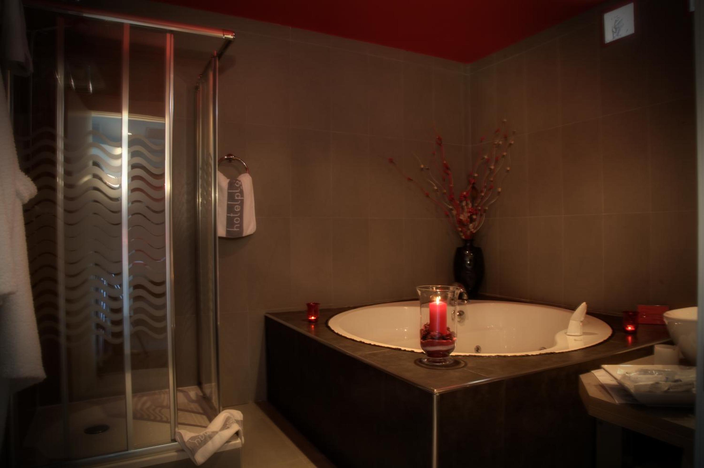 Deluxe Room with Spa Bath - Photo 6