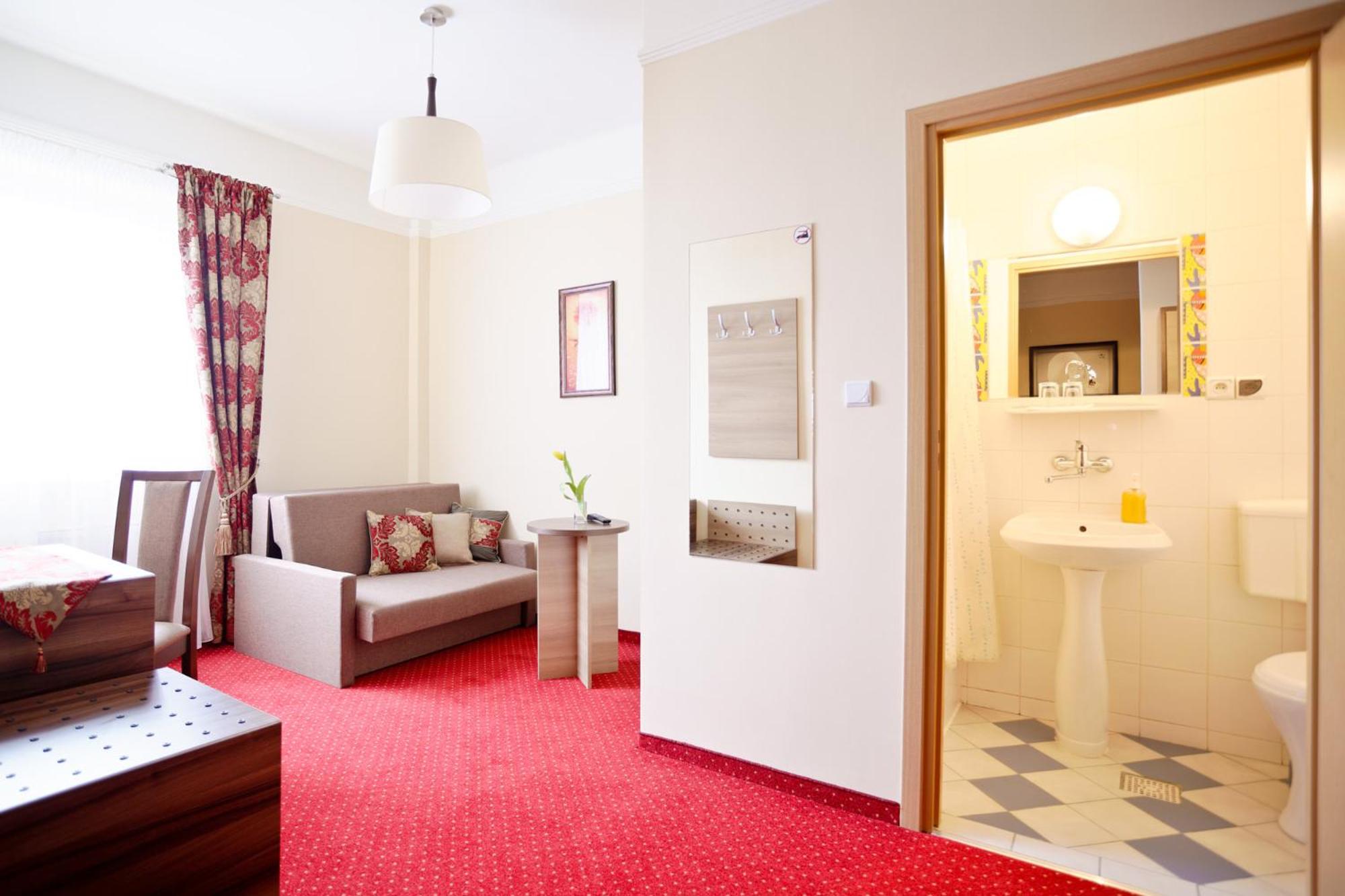 Business Twin Room - Photo 3