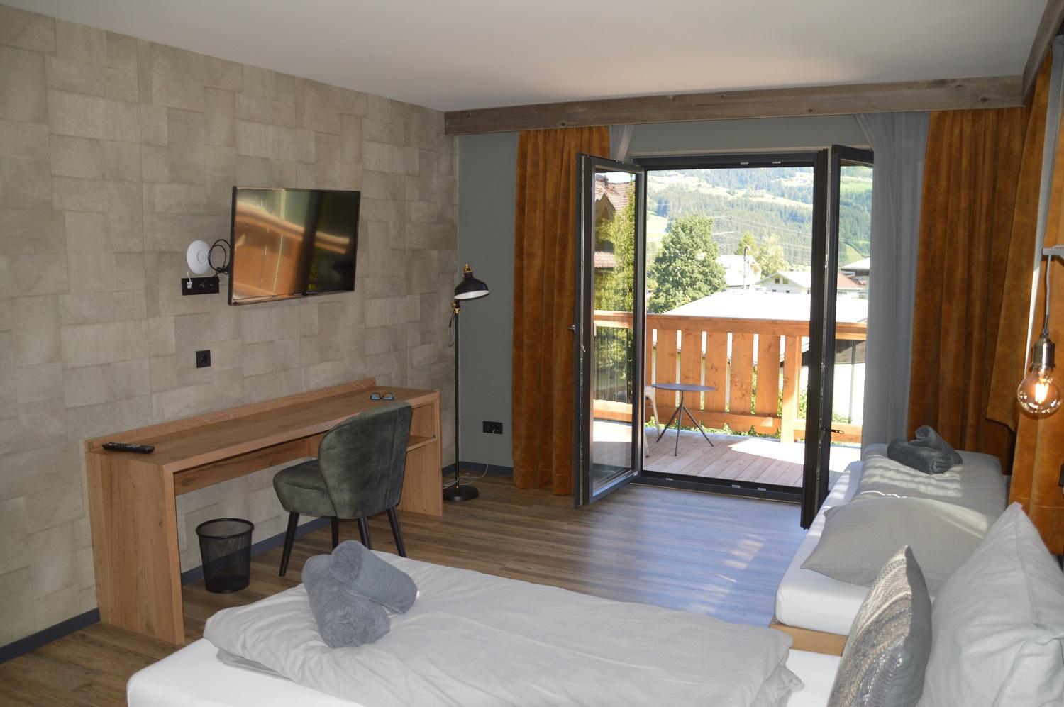 Double Room with Balcony - Photo 6