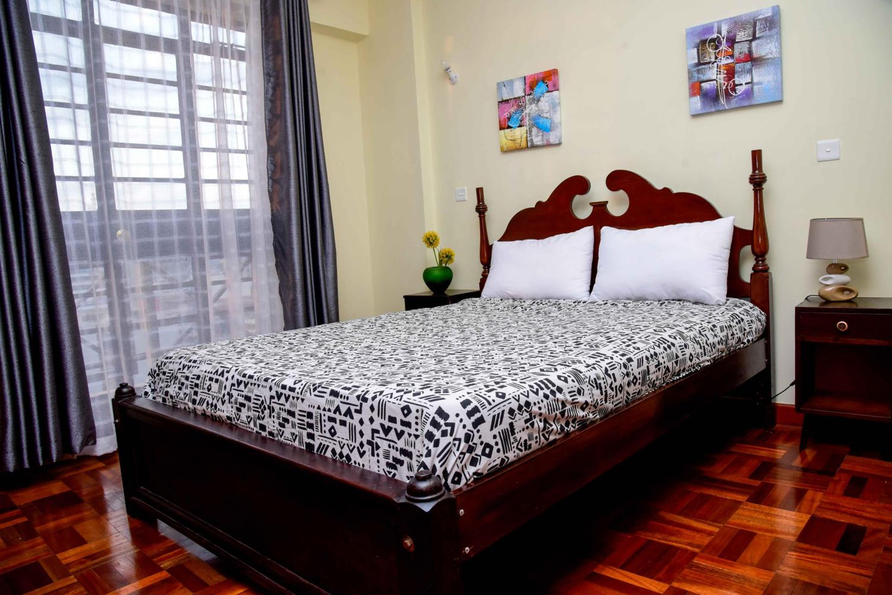 Apartment with Balcony - Photo 7
