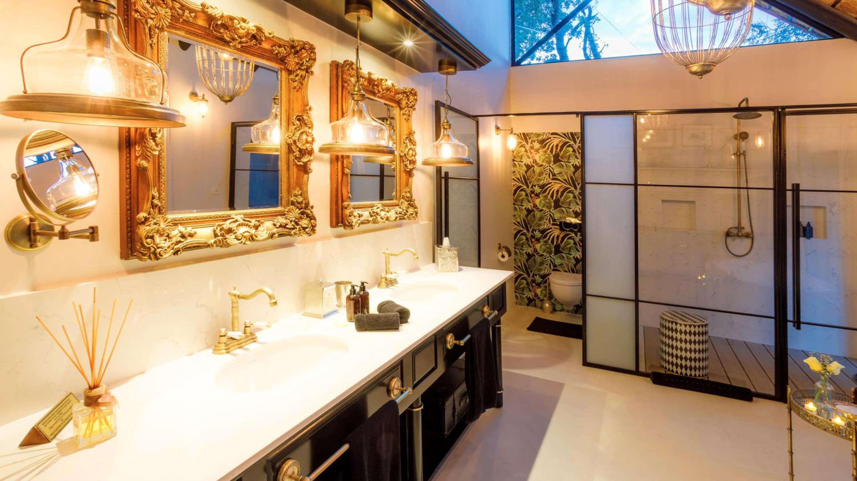 Luxury Suite - Photo 7