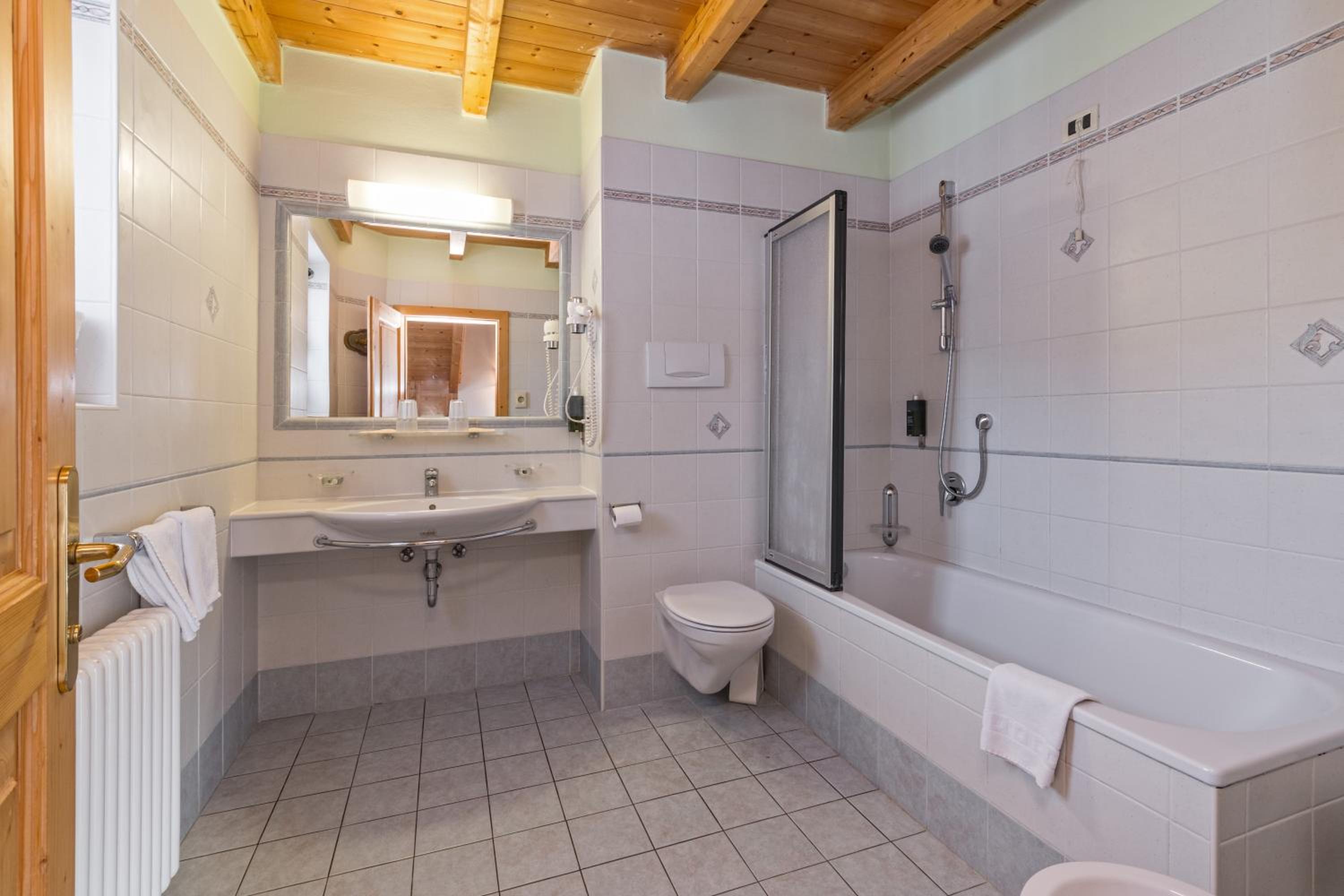 Quadruple Room - Photo 8