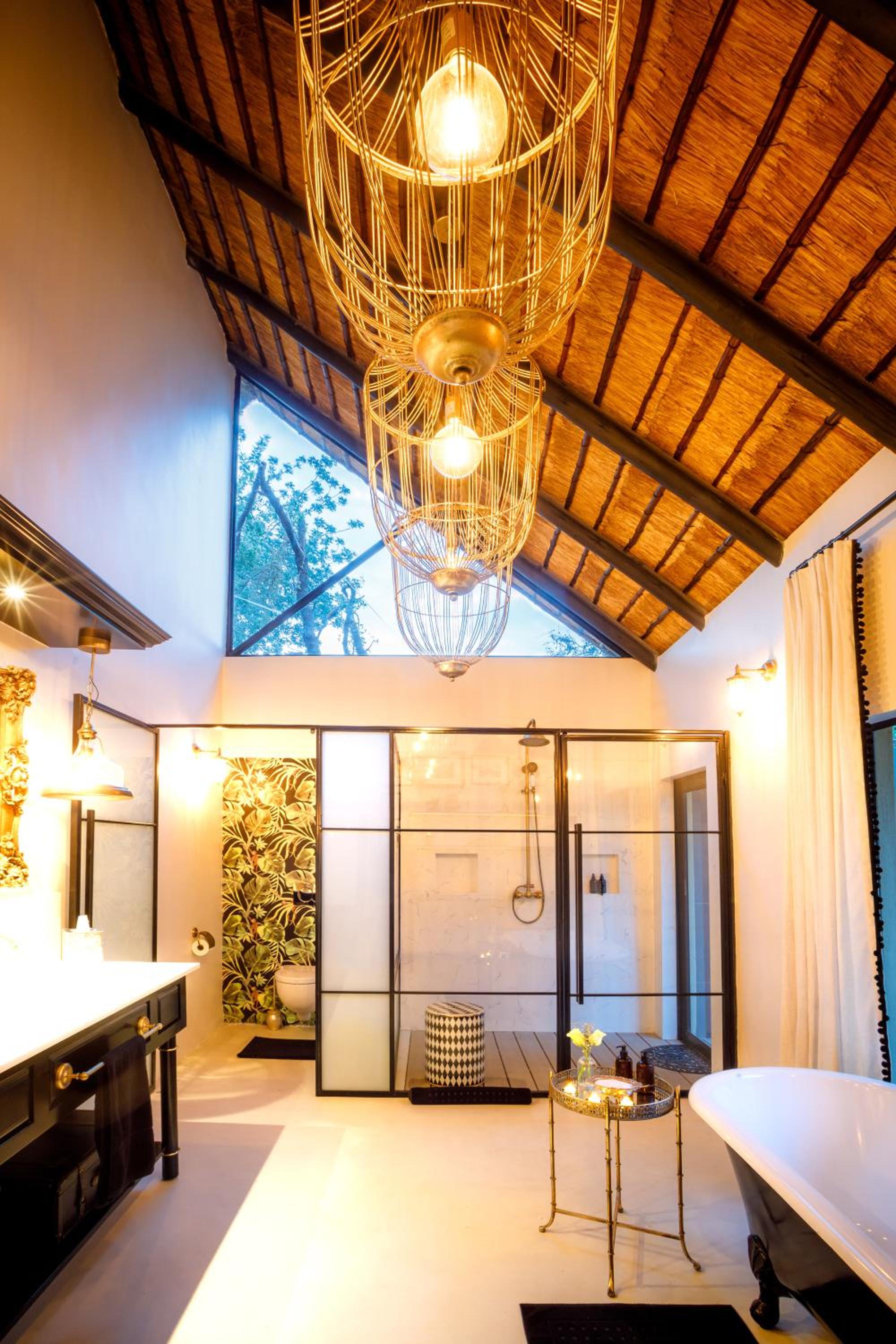 Luxury Suite - Photo 8