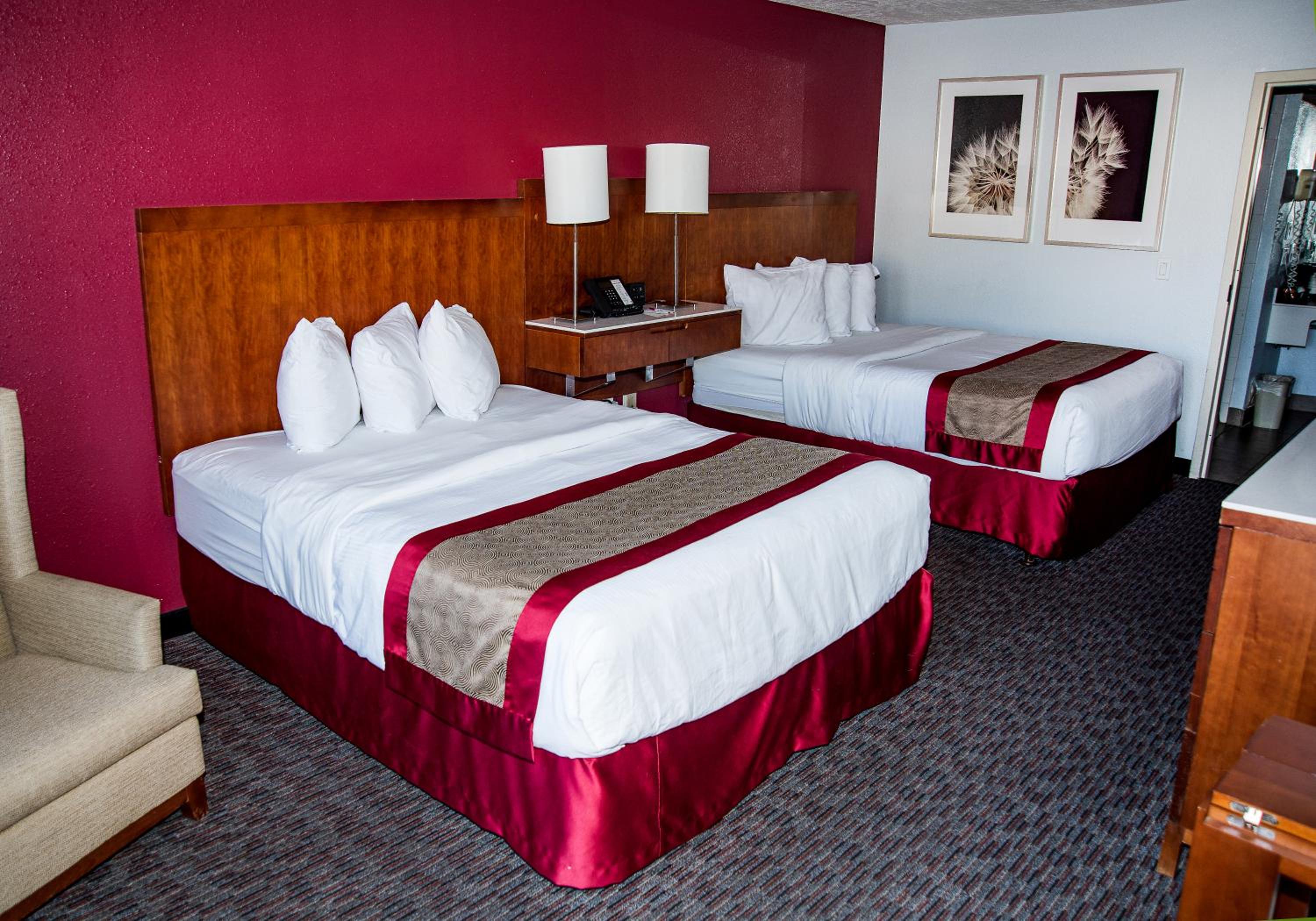 Queen Room with Two Queen Beds - Non-Smoking - Photo 4